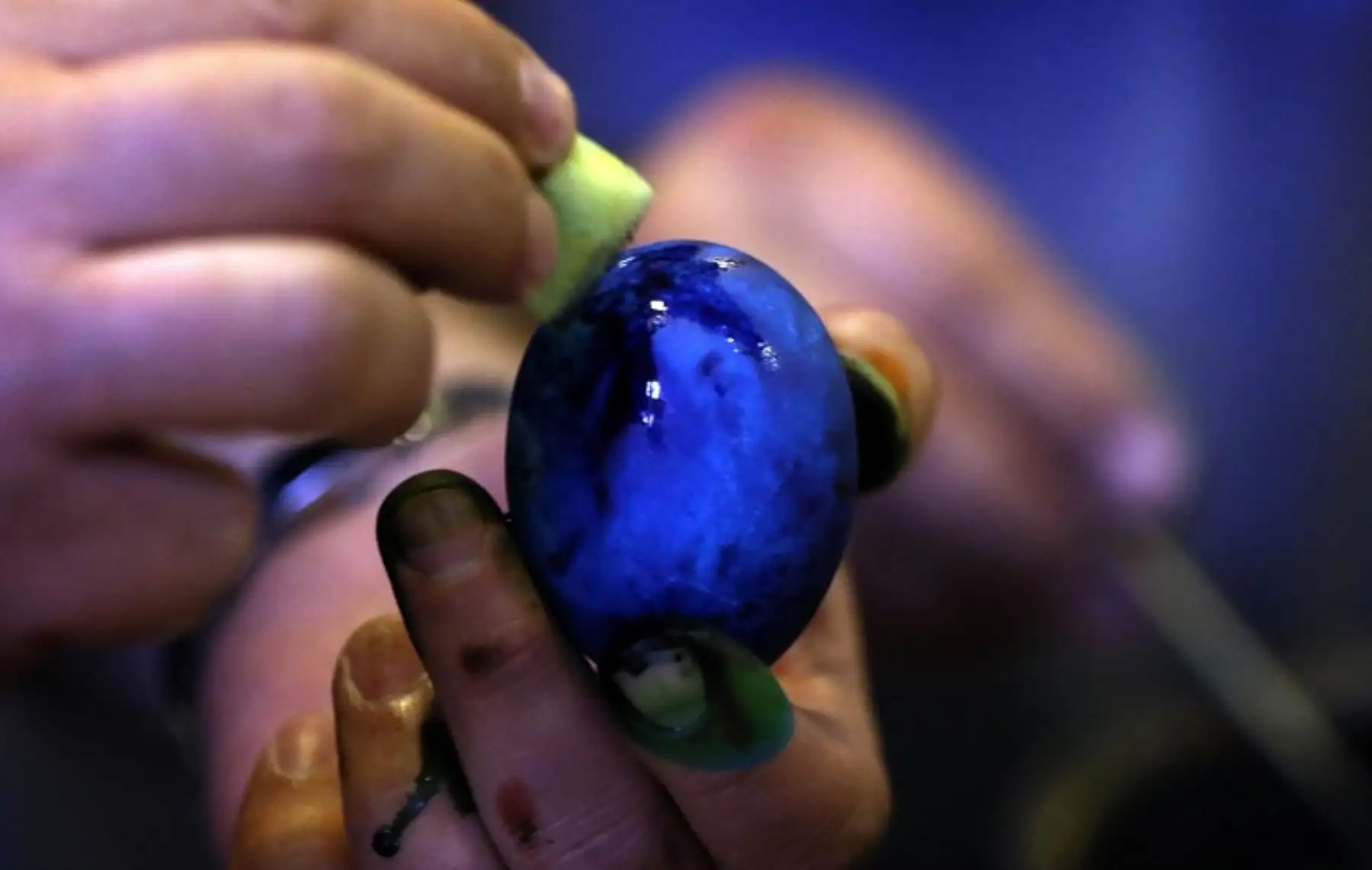 Niños cristianos de Iraq decoran huevos por las celebraciones de Pascua en Iraq.Foto:AFP