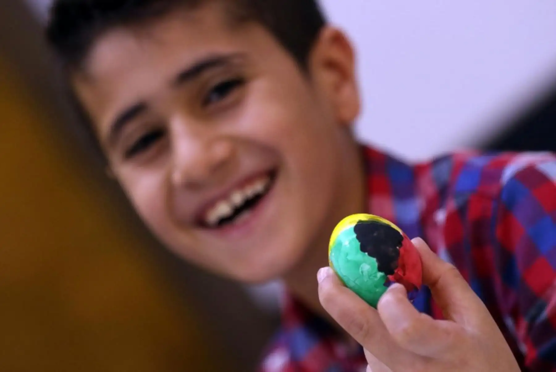 Un niño iraquí cristiano adorna un huevo durante las celebraciones de Pascua en Arbil,Iraq. Foto:AFP