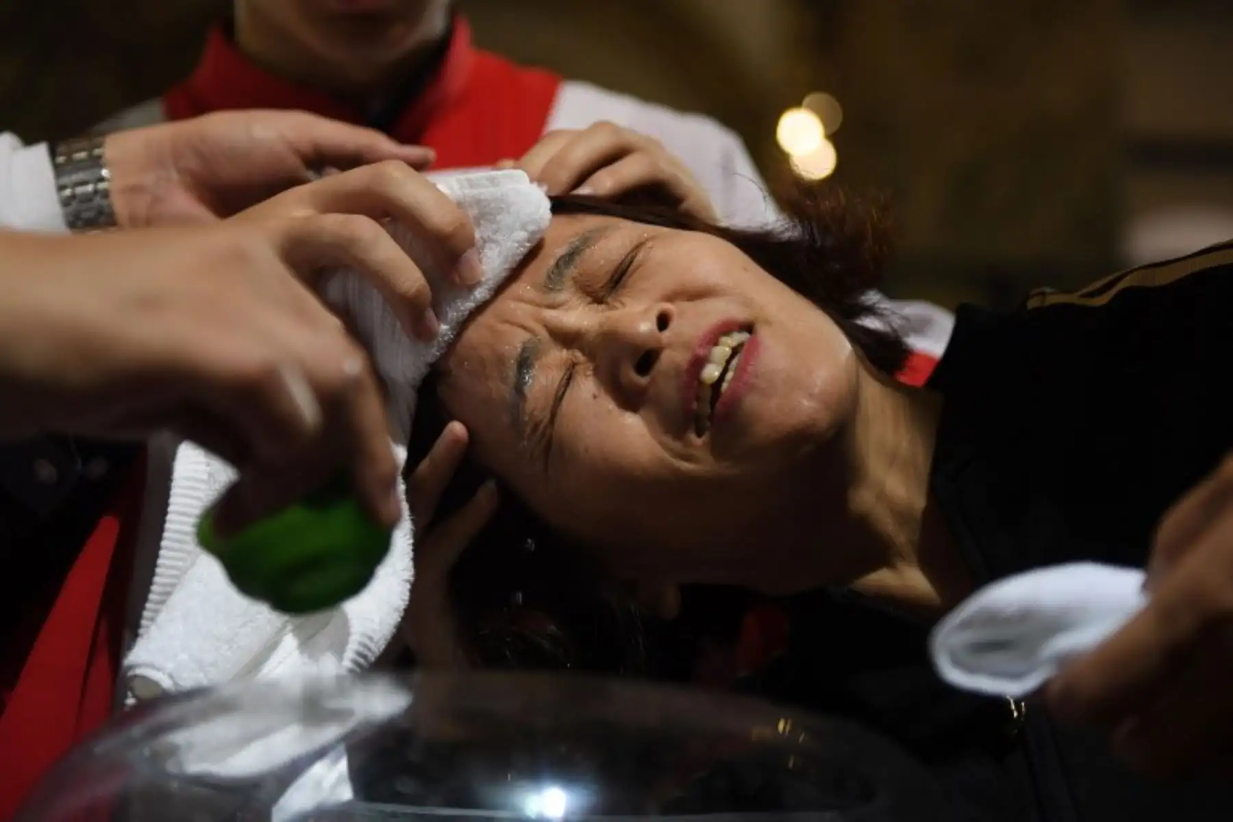 Una mujer es bautizada en la misa del Sábado Santo, en la Catedral Sur de Pekín. Foto:AFP