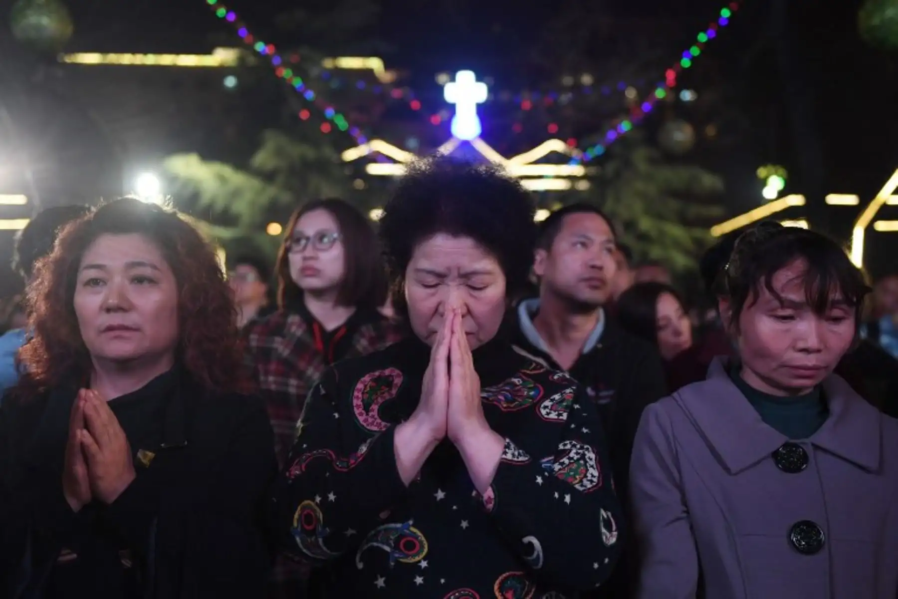 Los fieles católicos asisten a una misa el Sábado Santo, parte de las celebraciones de Semana Santa en la Catedral Sur de Pekín.Foto:AFP
