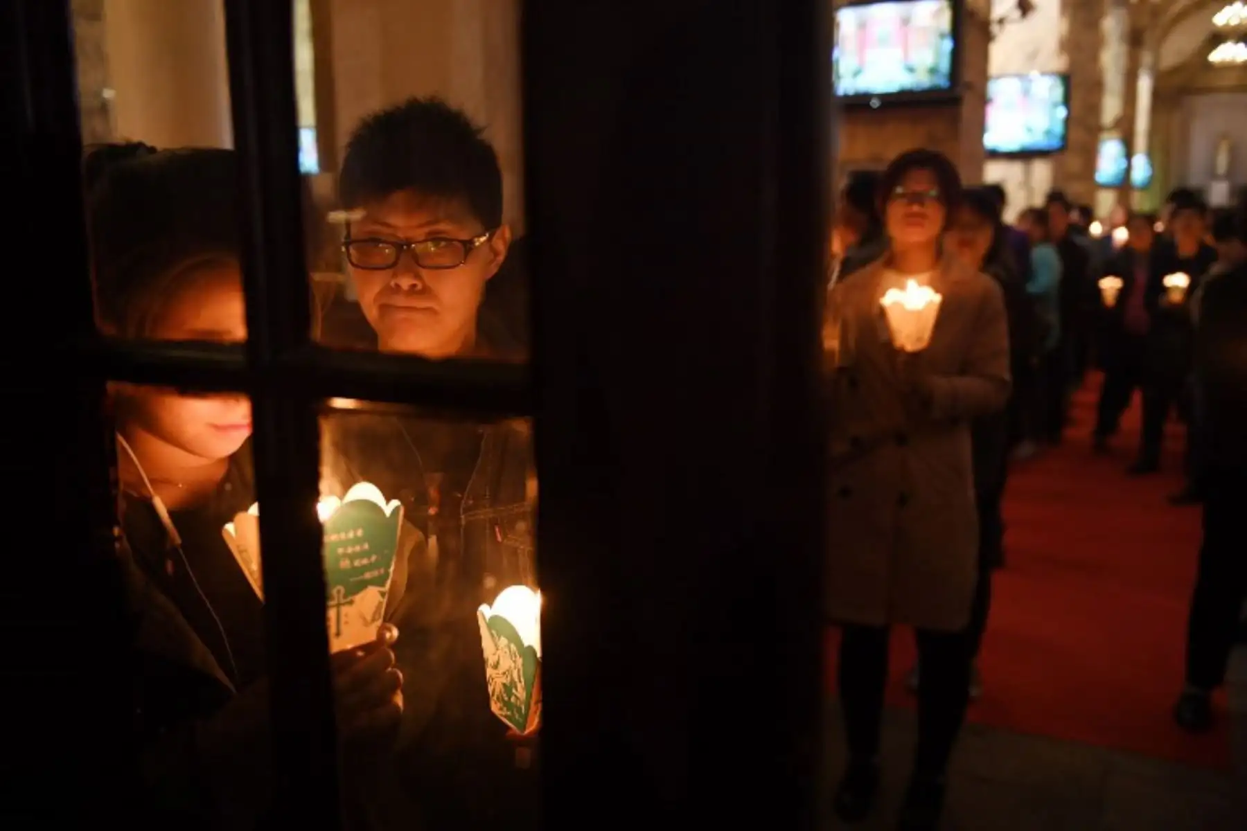 Los fieles católicos asisten a una misa el Sábado Santo, parte de las celebraciones de Semana Santa en la Catedral Sur de Pekín.Foto:AFP