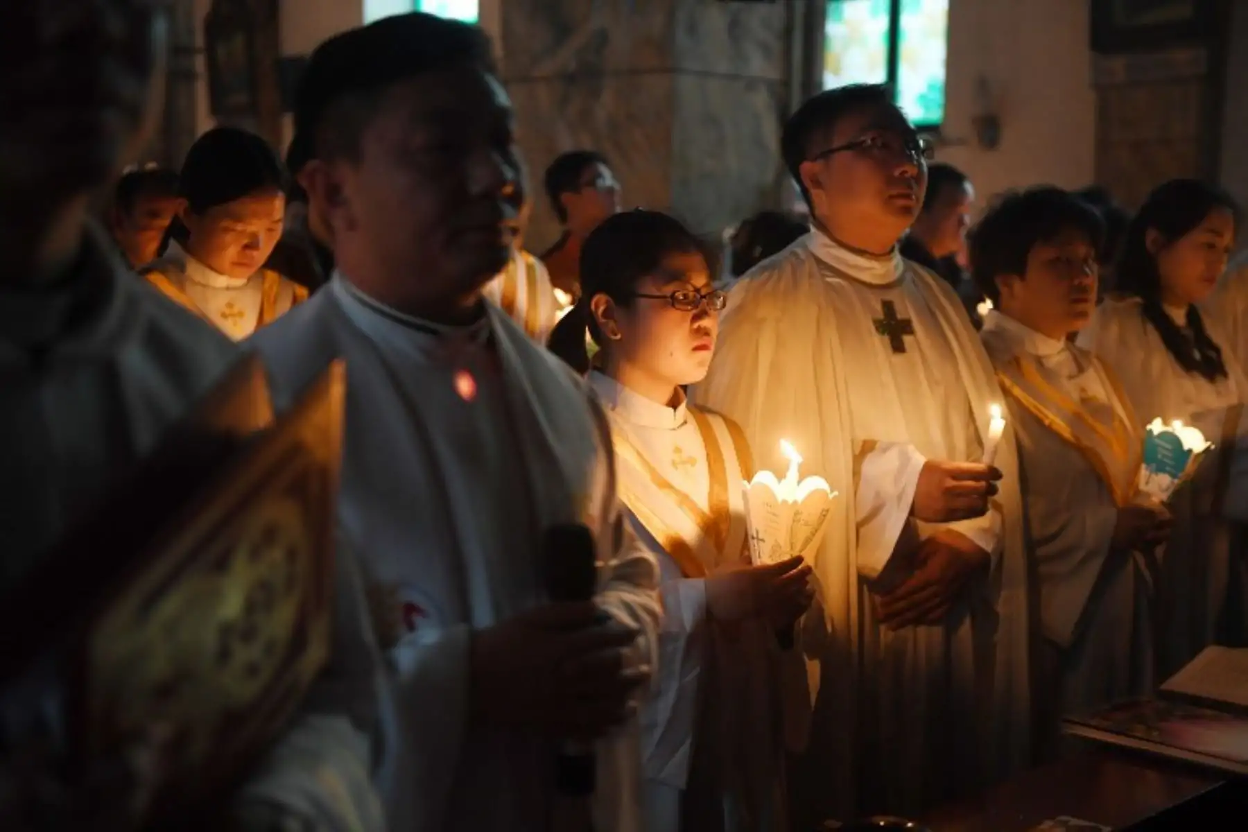 Los católicos chinos participan en las celebraciones de Pascua mientras China y el Vaticano continúan las conversaciones sobre un acuerdo histórico sobre el nombramiento de obispos en China.Foto:AFP