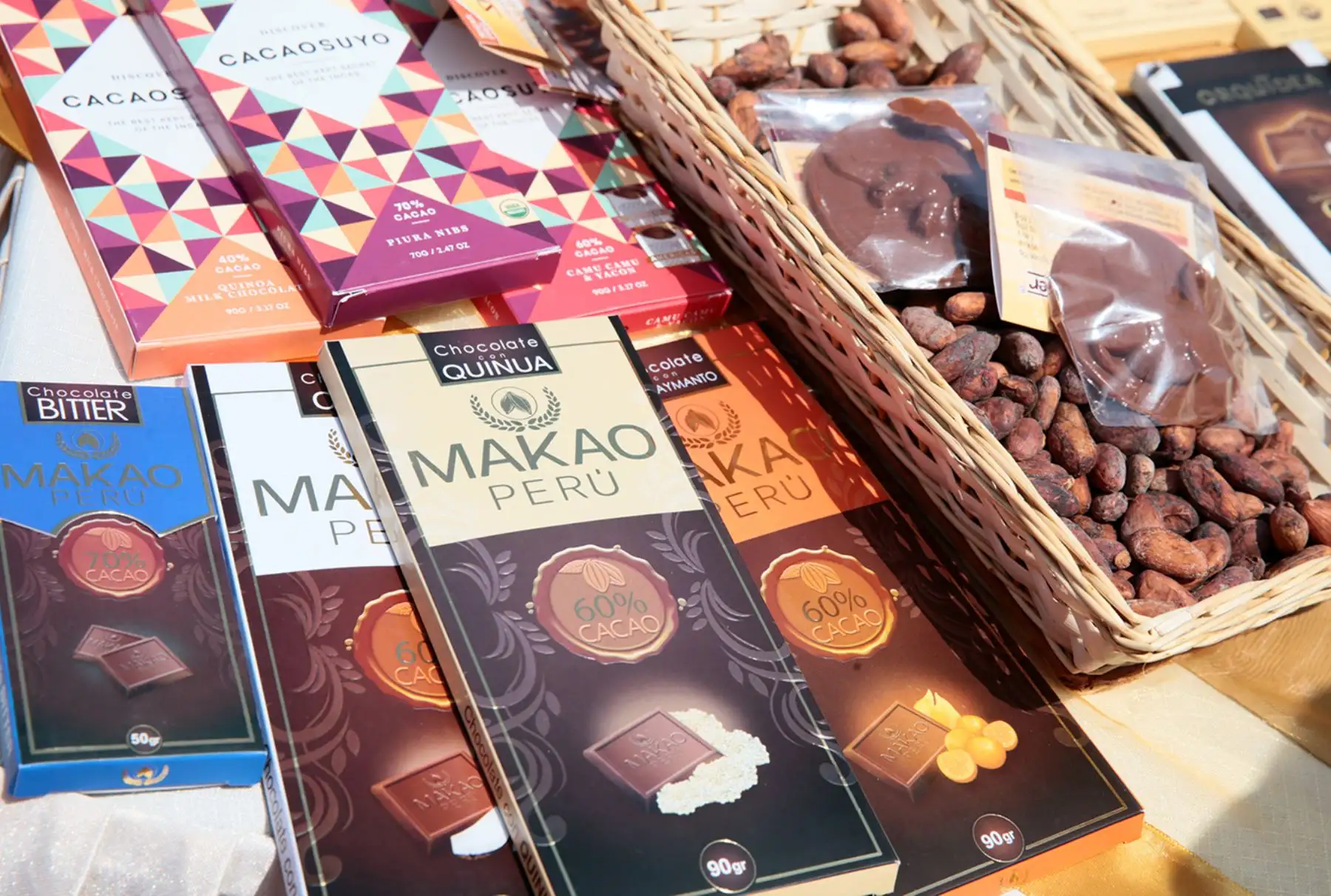 LIMA PERÚ, OCTUBRE 1. Parte a Francia el primer embarque de “cacao fino de aroma” cultivado por la cooperativa agraria de cacao aromático “Colpa de Loros” de la región Ucayali beneficiarios del programa de Desarrollo Alternativo impulsado por DEVIDA y la  Oficina de las Naciones Unidas contra la Droga y el Delito (UNODC).Foto: ANDINA/Carlos Lezama