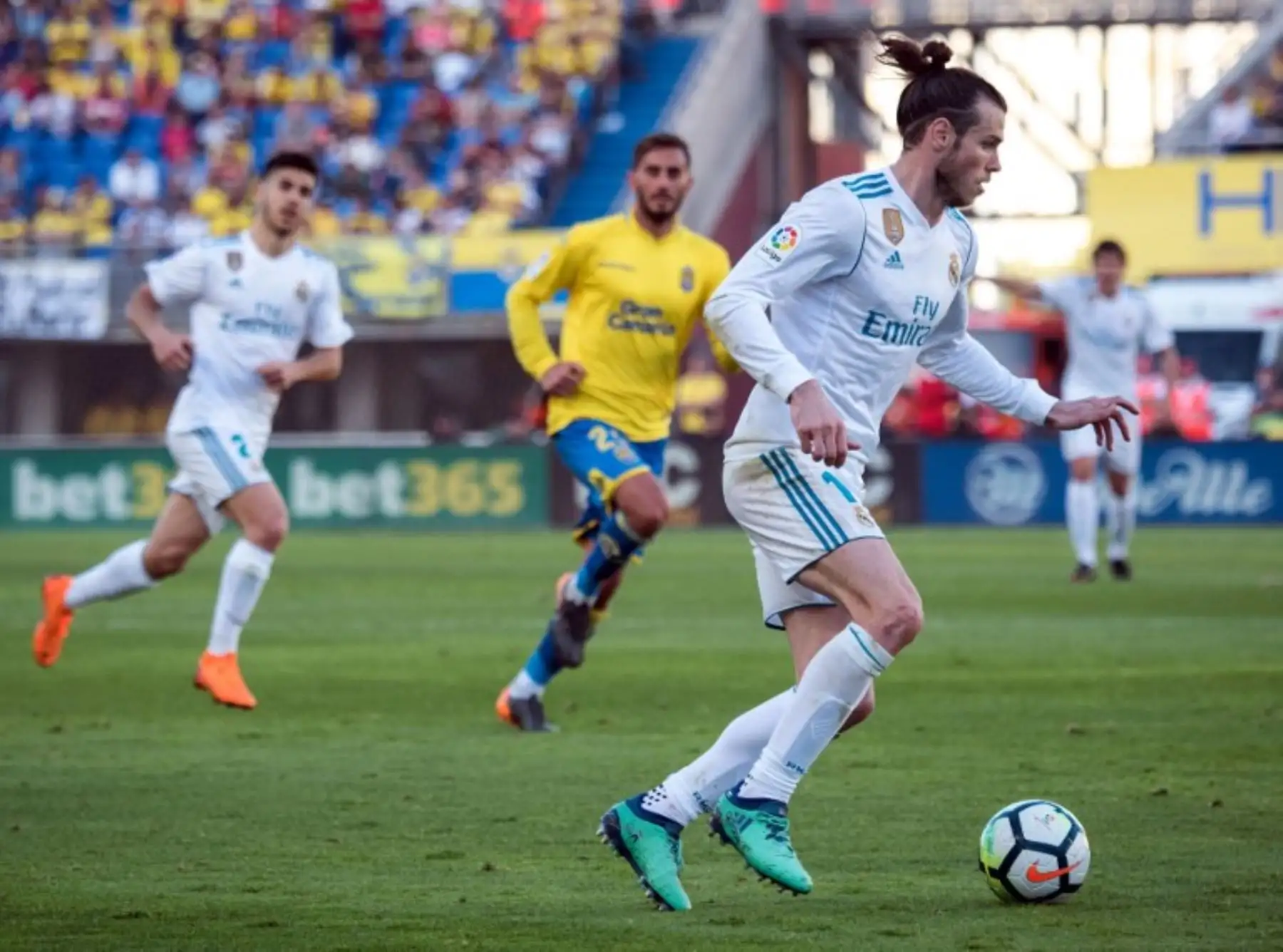 El delantero del Real Madrid Gareth Bale controla el balón durante el partido de fútbol de la Liga española entre UD Las Palmas y Real Madrid CF en el estadio de Gran Canaria.Foto:AFP