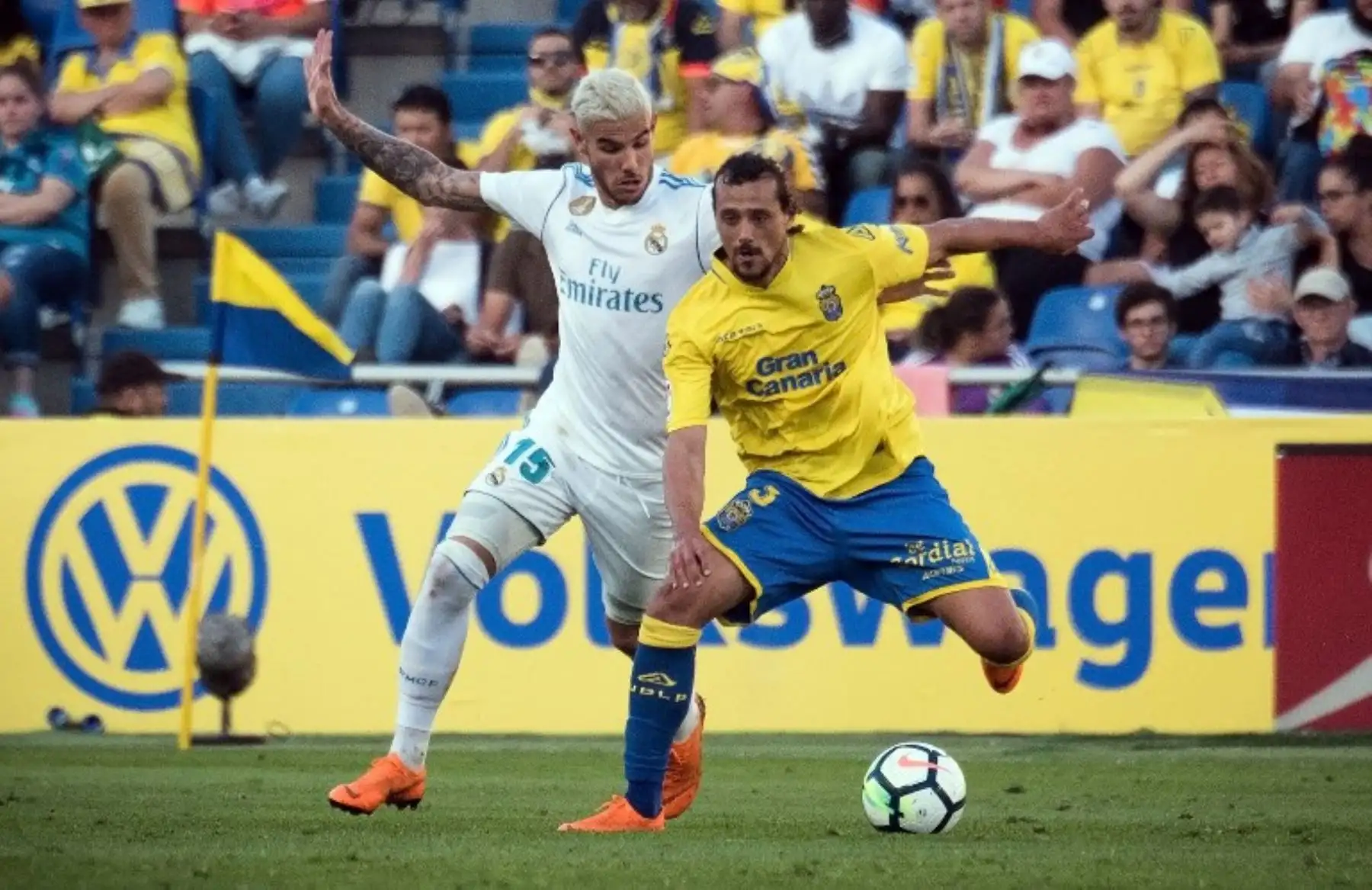 El defensa uruguayo de Las Palmas Matias Aguirregaray Guruceaga compite con el defensa francés del Real Madrid Theo Hernández durante el partido de la Liga española entre UD Las Palmas y Real Madrid CF.Foto:AFP