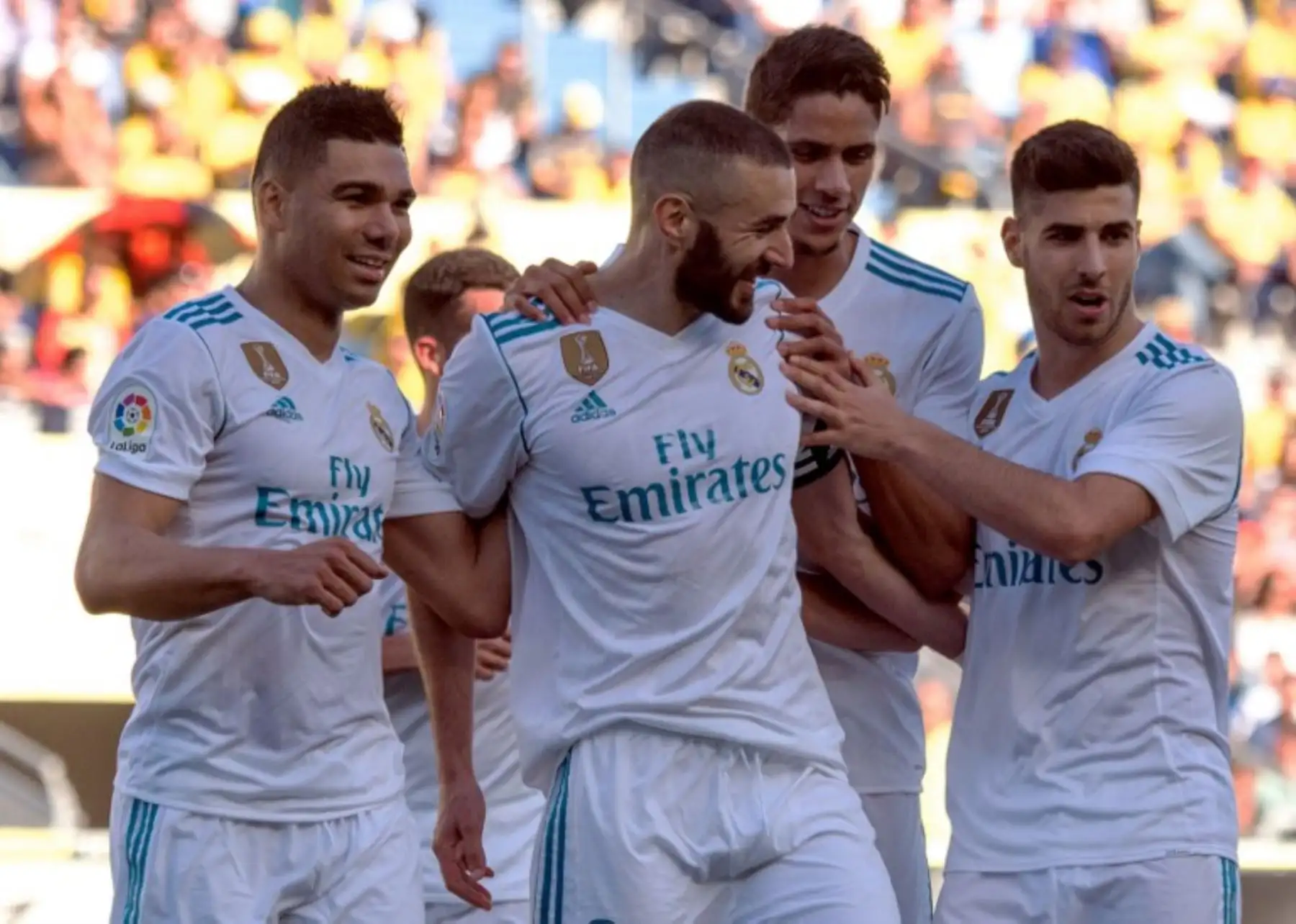 El delantero del Real Madrid Karim Benzema celebra un gol con sus compañeros durante el partido de fútbol de la Liga española contra el  UD Las Palmas.Foto:AFP