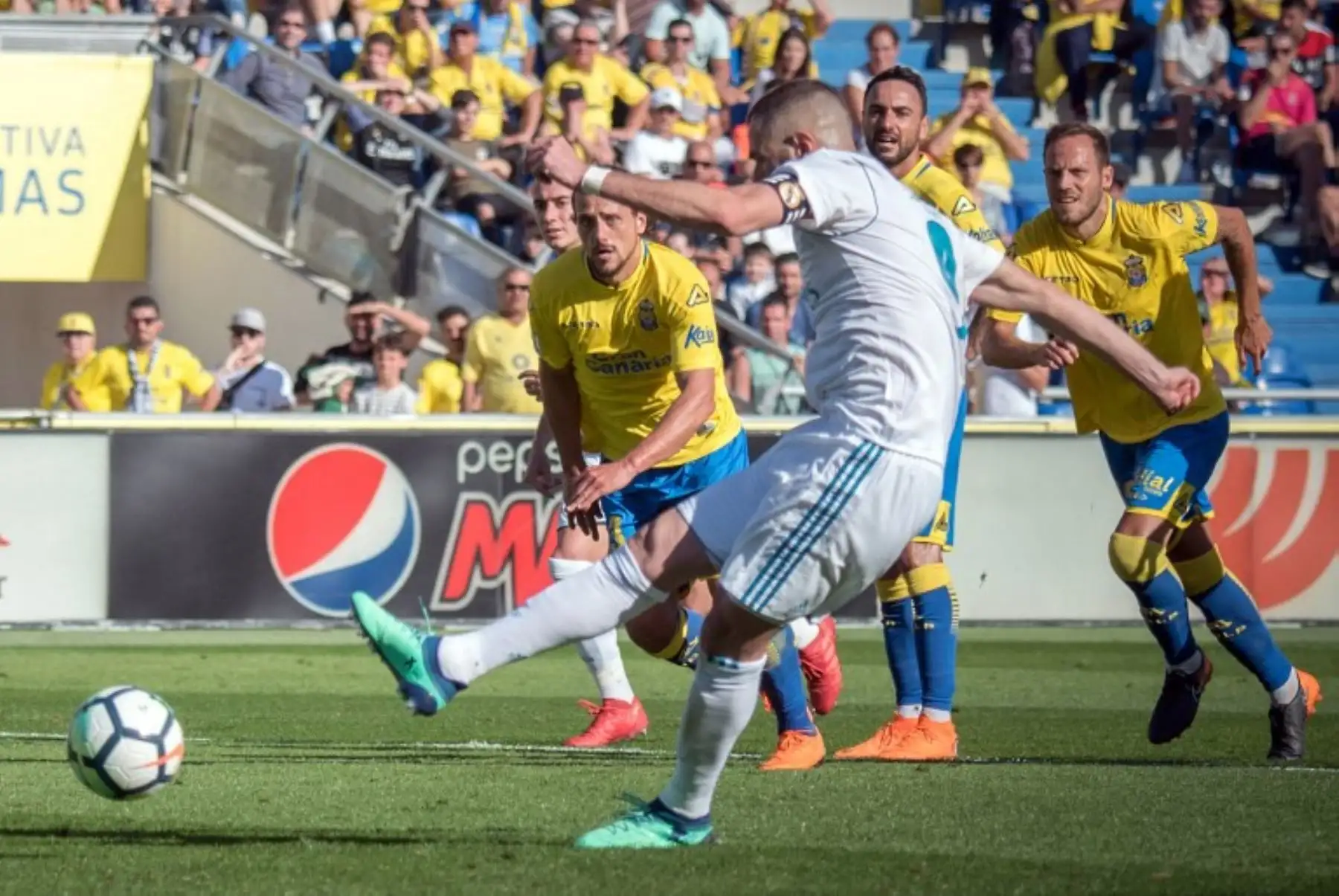 El delantero francés del Real Madrid Karim Benzema dispara para marcar un gol durante el partido de fútbol de la Liga española al UD Las Palmas.Foto:AFP