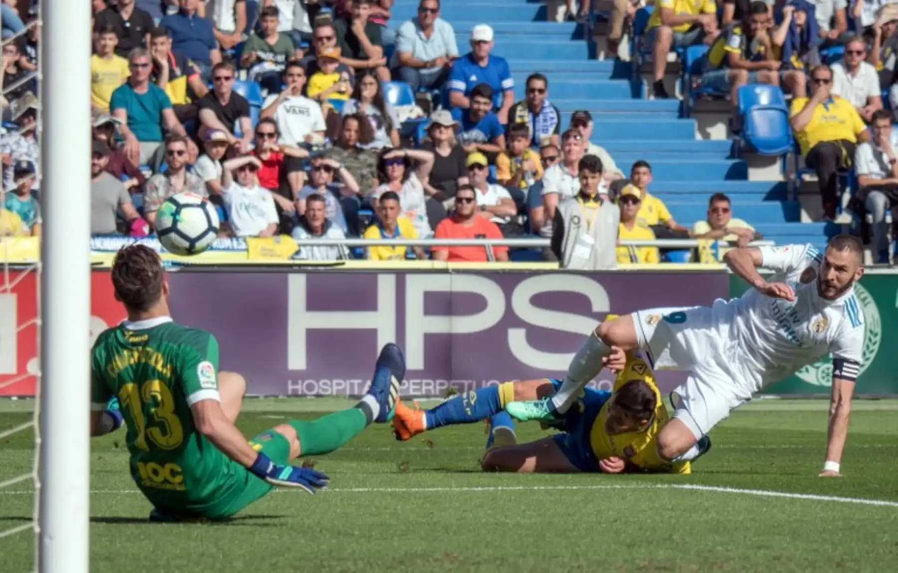 El delantero francés del Real Madrid Karim Benzema (R) compite con el defensa de Las Palmas Ximo Navarro Jiménez durante el partido de fútbol de la Liga española.Foto:AFP