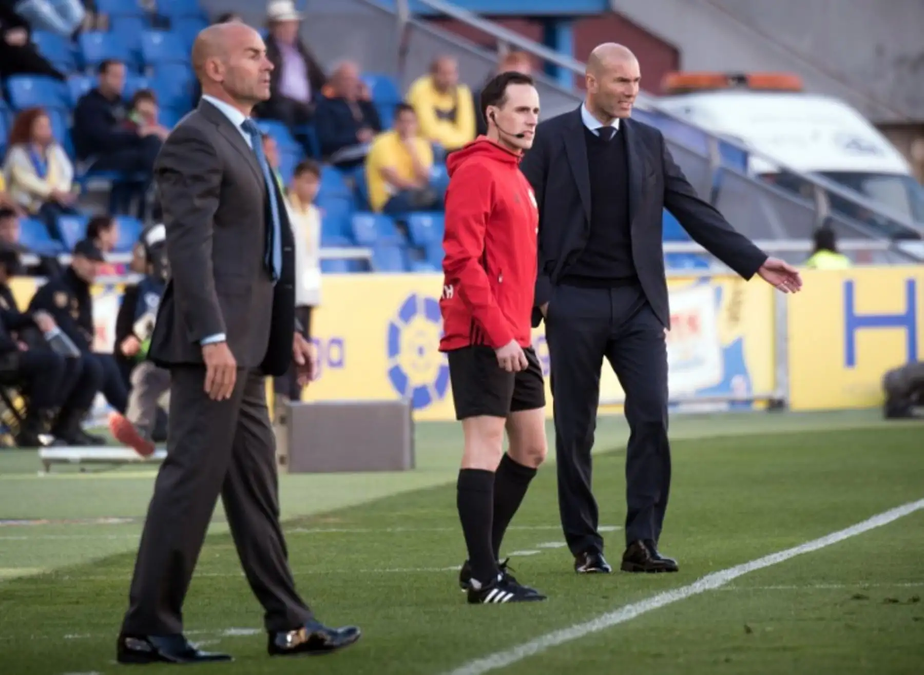 El entrenador de Palmas Paco Jemez y el entrenador francés del Real Madrid Zinedine Zidane, durante el partido de fútbol de la Liga española.Foto:AFP