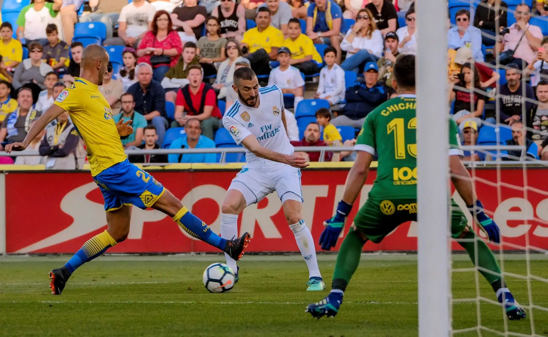El delantero francés del Real Madrid, Karim Benzema , domina el balón ante la presencia de los jugadores de la Unión Deportiva Las Palmas.Foto:EFE