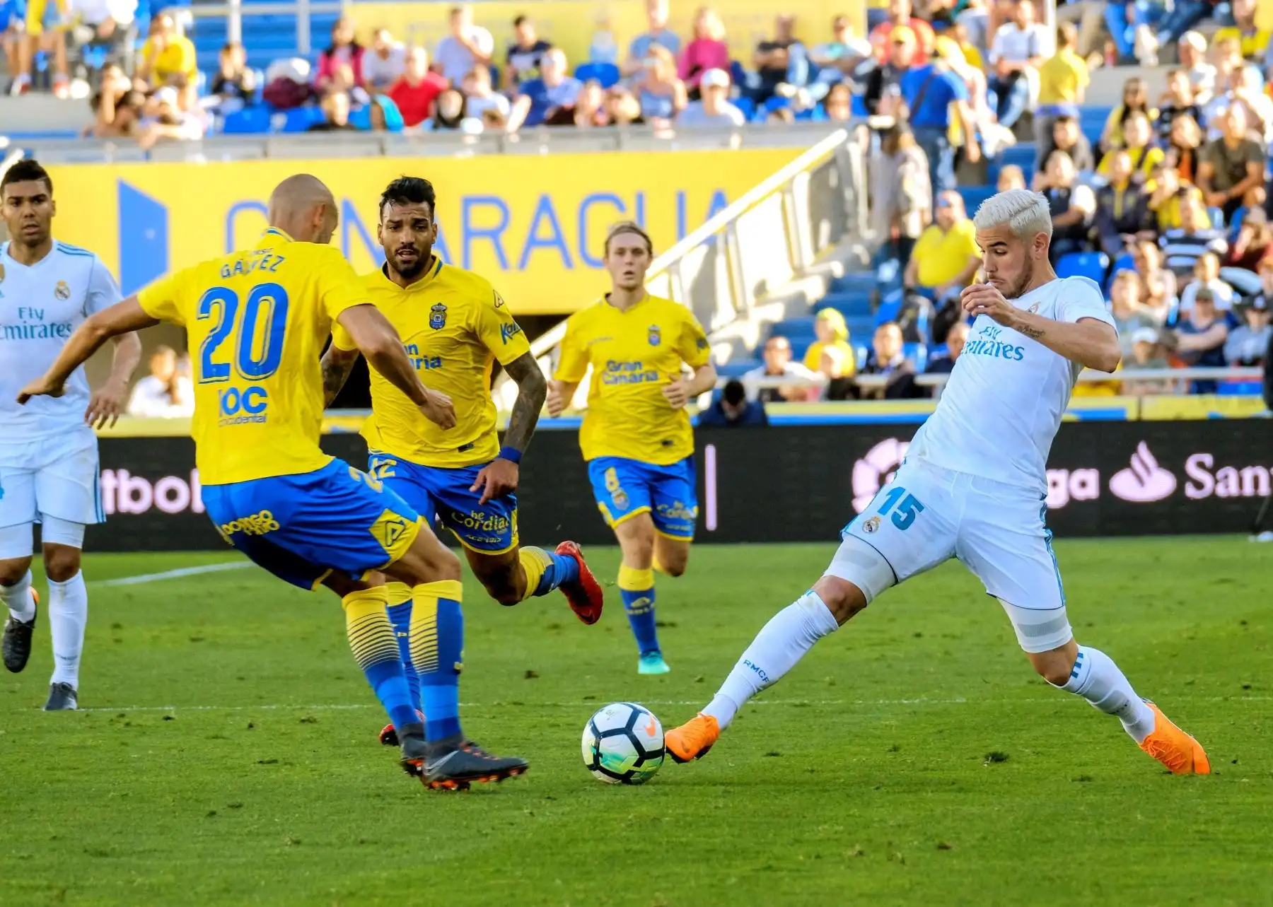 El defensa francés del Real Madrid, Theo Hernández, y el defensa de la Unión Deportiva Las Palmas, Alejandro Gálvez, disputan un balón durante el partido de Liga en Primera División Española.Foto:EFE