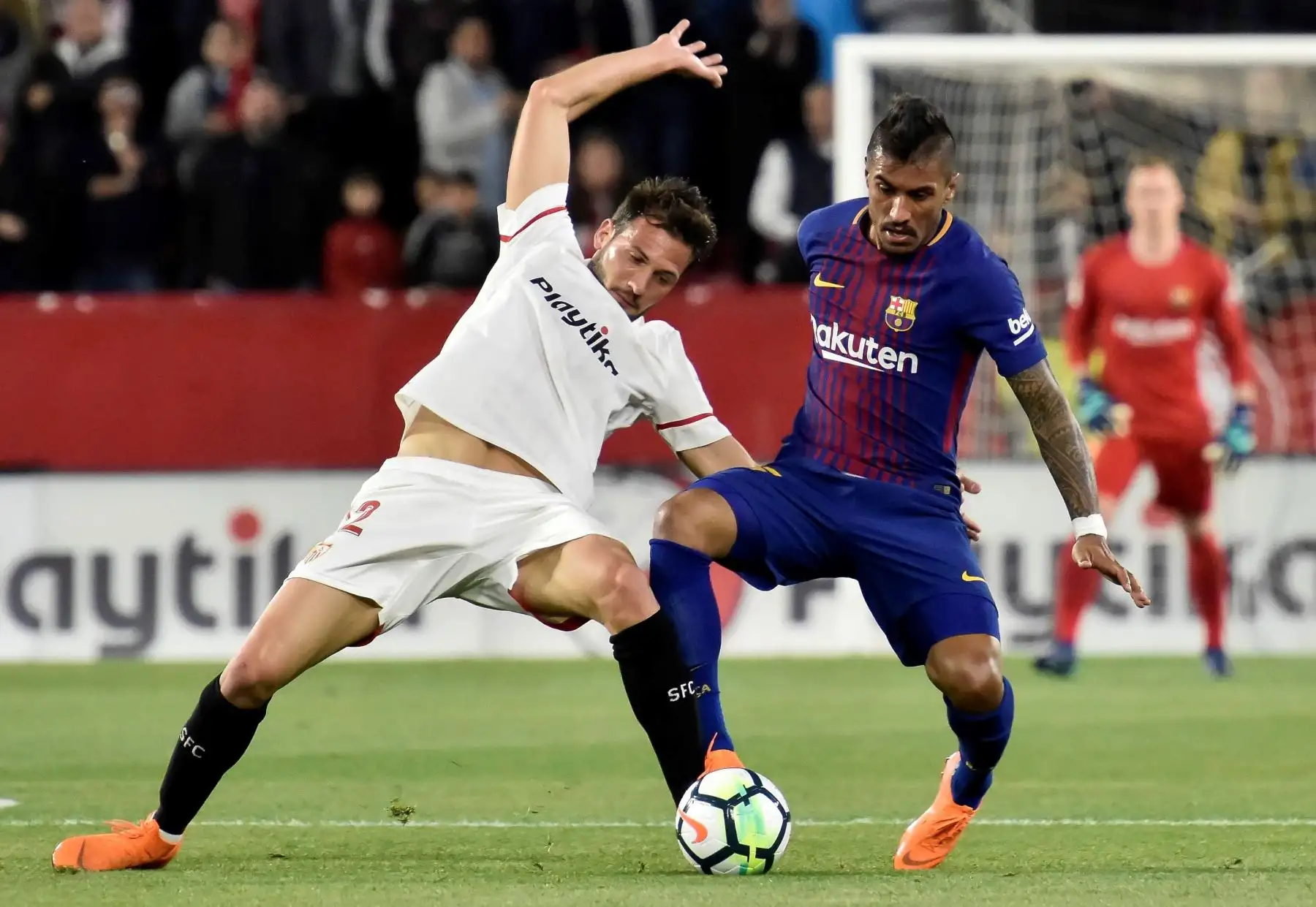 El centrocampista argentino del Sevilla FC Éver Banega lucha el balón con Andrés Iniesta, del FC Barcelona, durante el partido de la trigésima jornada de Liga en Primera División.Foto:EFE