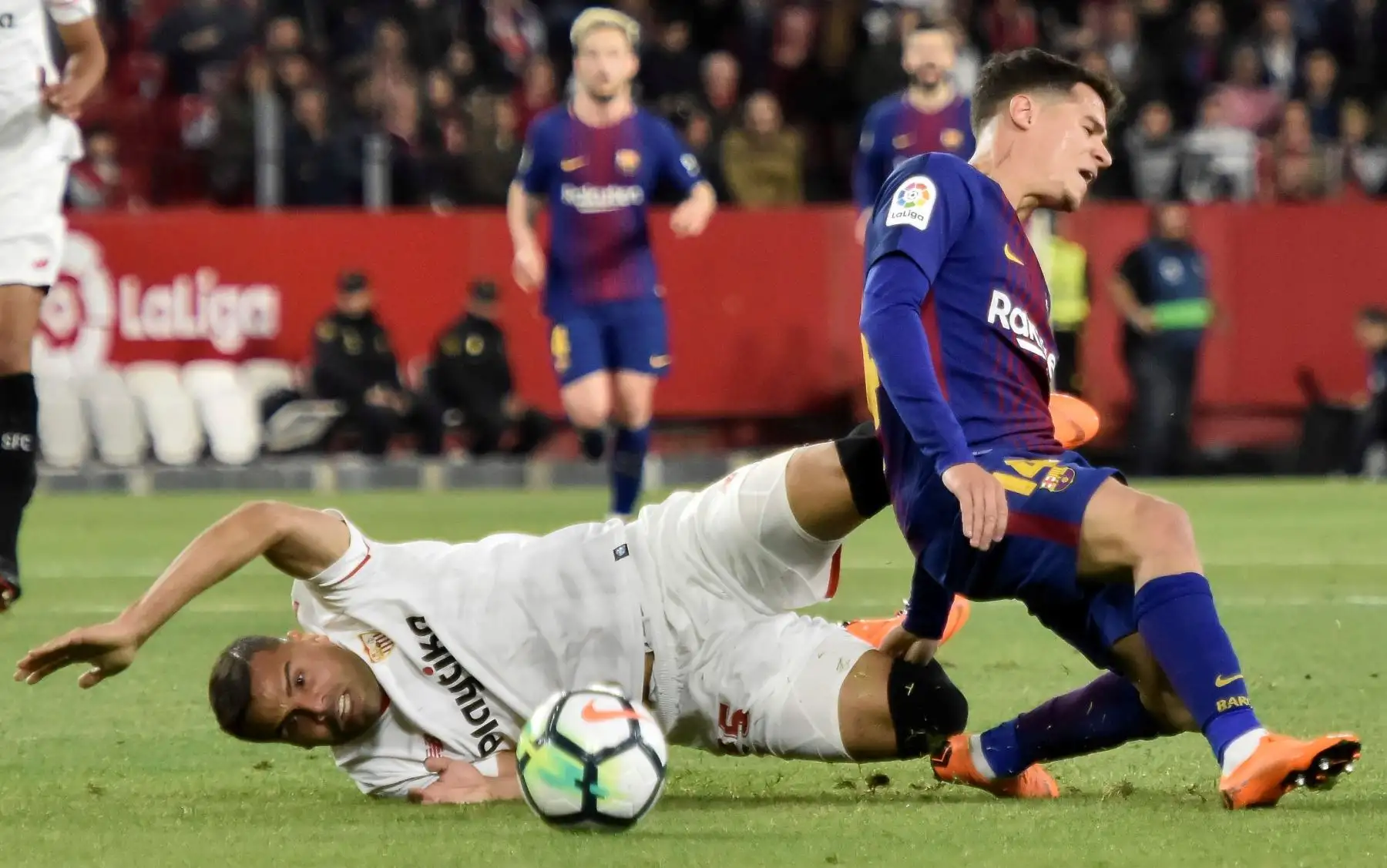 El delantero argentino del Sevilla FC Gabriel Mercado lucha el balón con el brasileño Philippe Coutinho, del FC Barcelona.Foto:EFE