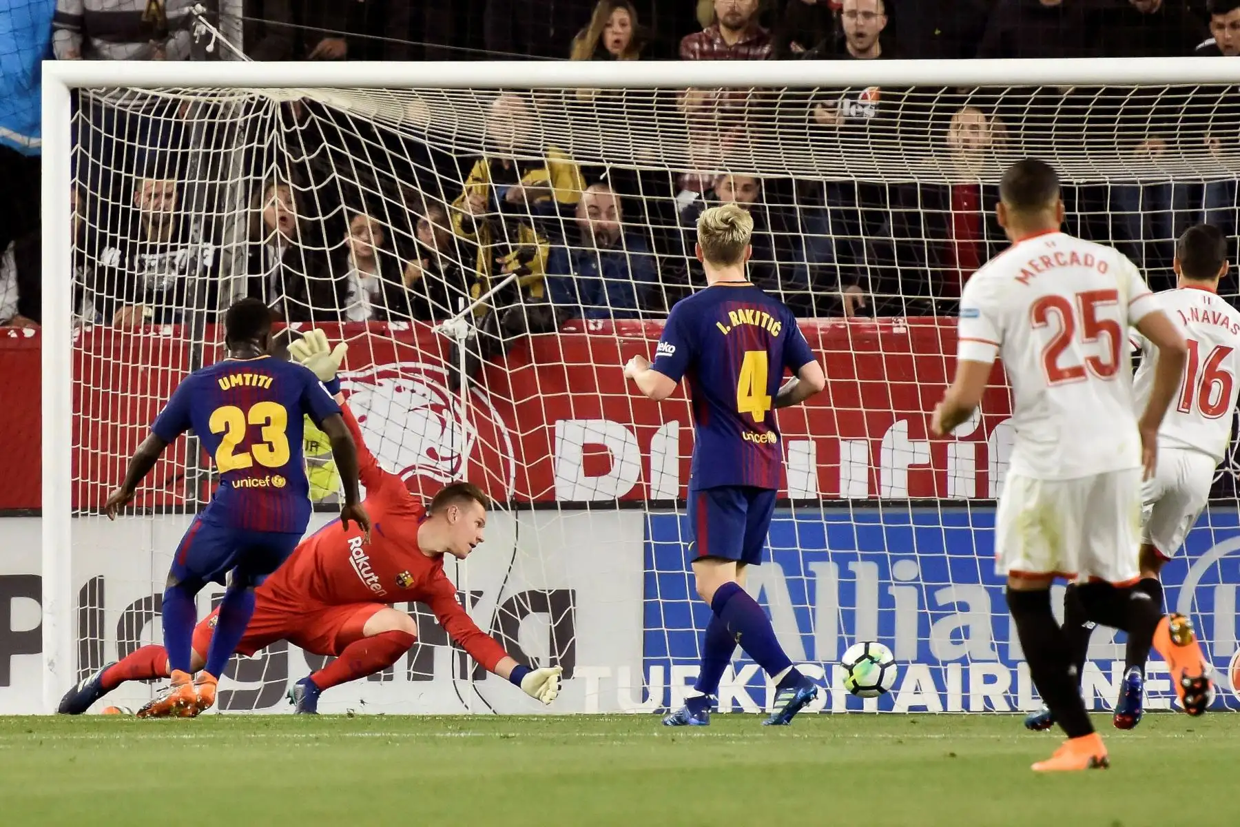 El centrocampista argentino del Sevilla FC Franco Vázquez, marca el primer gol ante el FC Barcelona, durante el partido de la trigésima jornada de Liga en Primera División que se disputa esta noche en el estadio Ramón.Foto:EFE