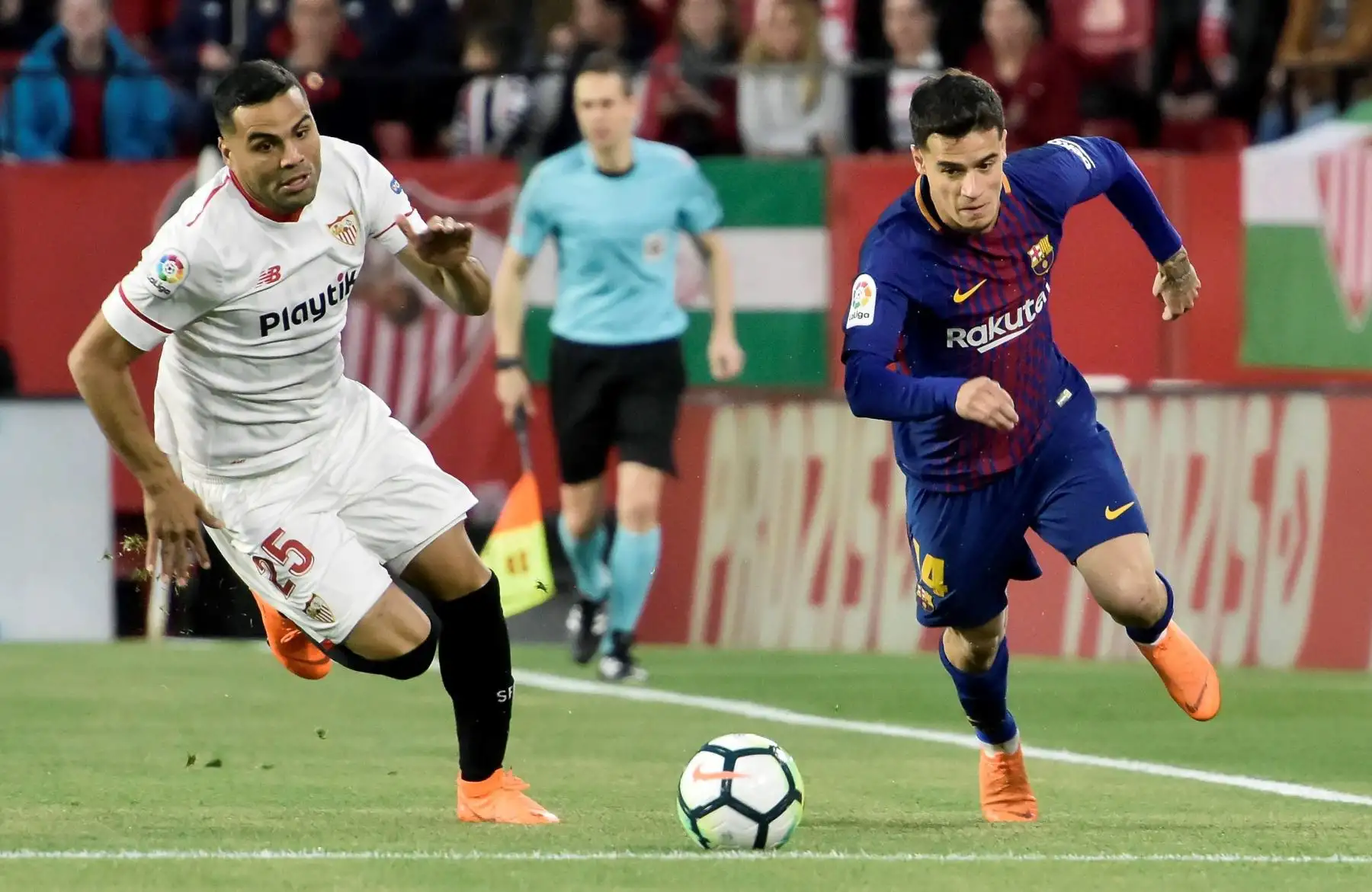 El defensa argentino del Sevilla, Gabriel Mercado , y el centrocampista brasileño del FC Barcelona, Philippe Coutinho, disputan un balón durante el partido.Foto:EFE