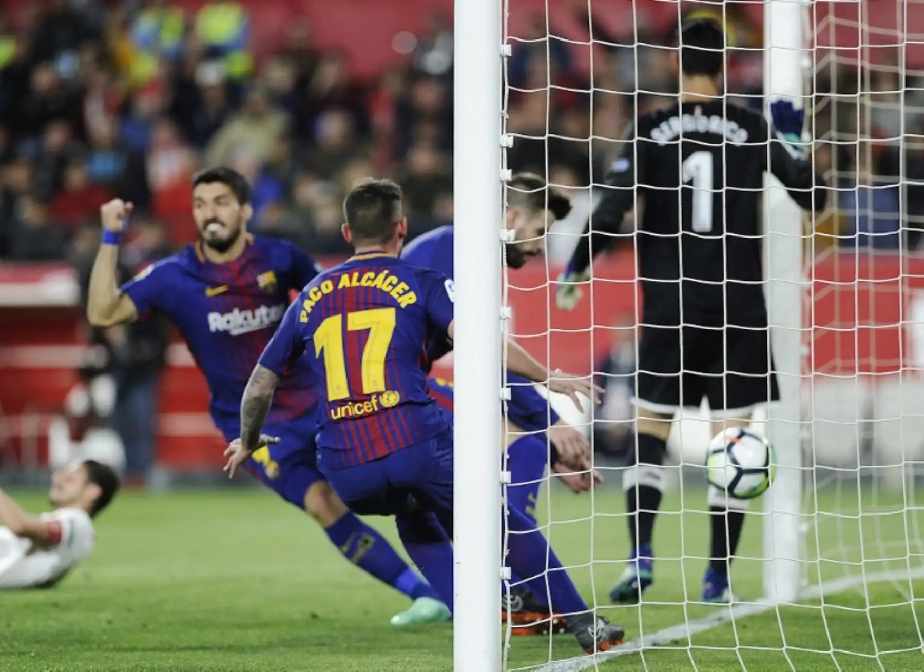 El delantero uruguayo del Barcelona Luis Suárez, celebra un gol durante el partido de fútbol de la Liga española.Foto:AFP
