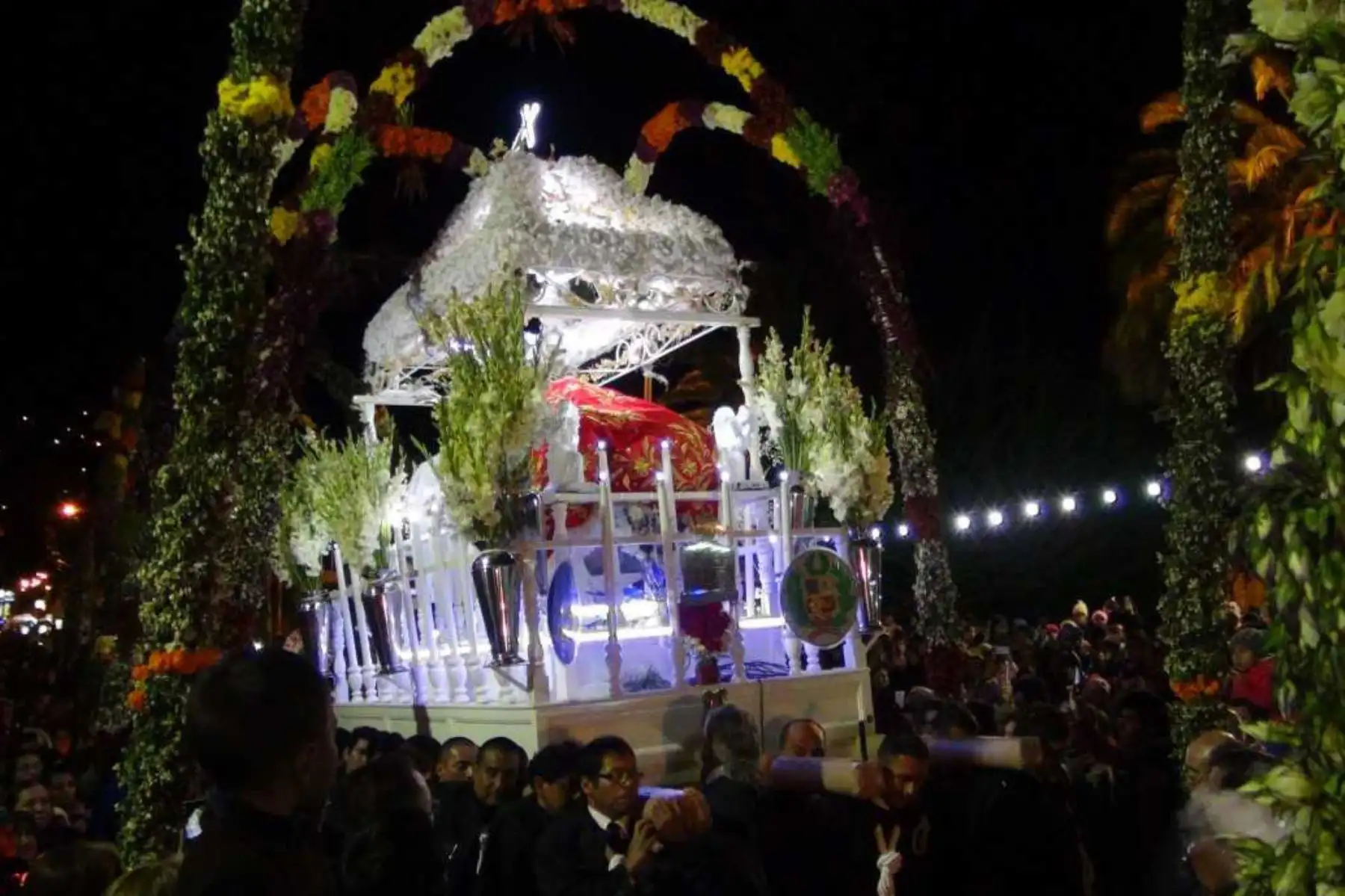 Miles de fieles católicos y turistas se congregaron en la ciudad de Tarma, región Junín, para participar de las actividades por semana santa; en la víspera, gran parte de ellos acompañaron la procesión del Santo Sepulcro.