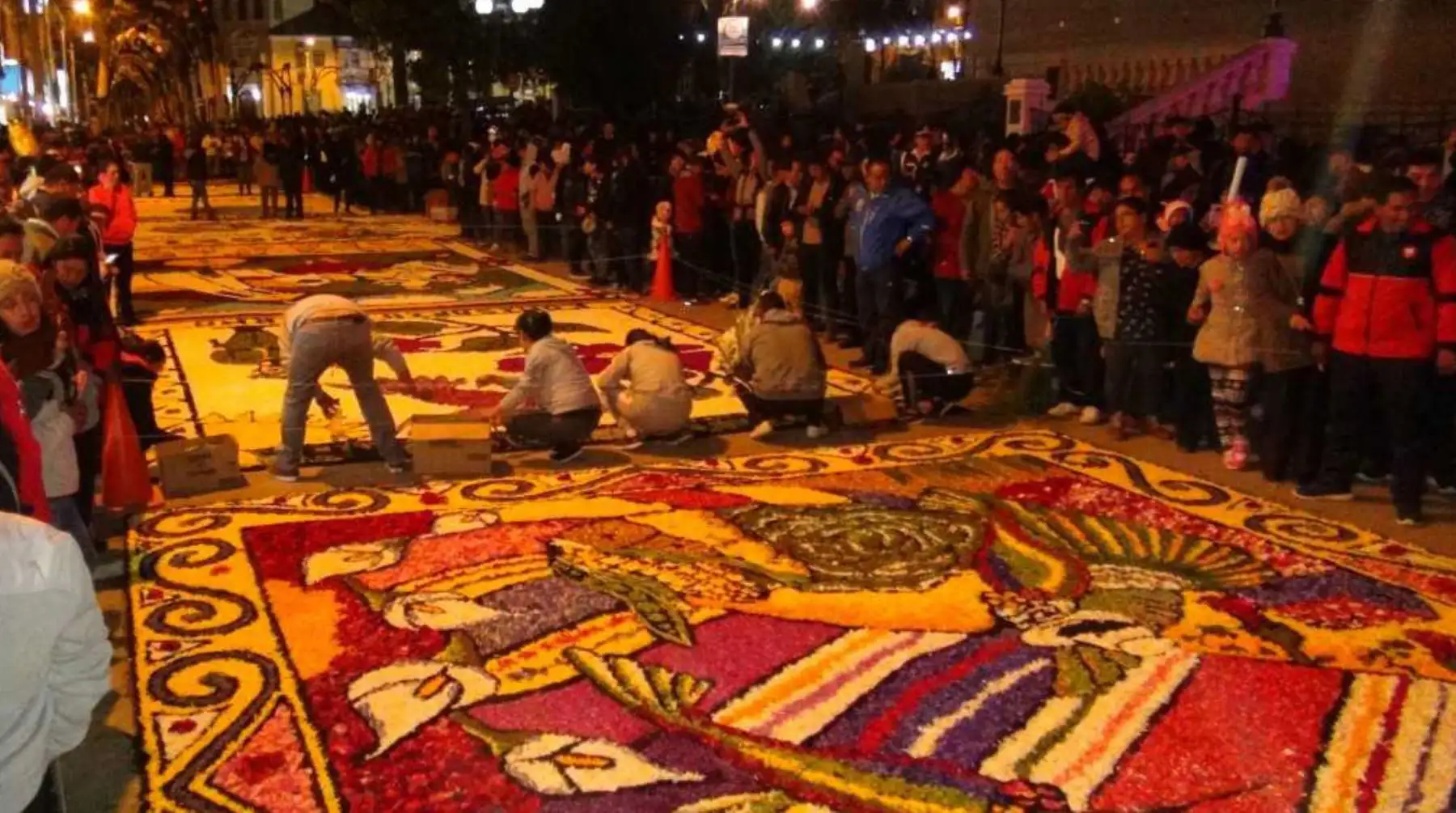 Miles de fieles católicos y turistas se congregaron en la ciudad de Tarma, región Junín, para participar de las actividades por semana santa; en la víspera, gran parte de ellos acompañaron la procesión del Santo Sepulcro.