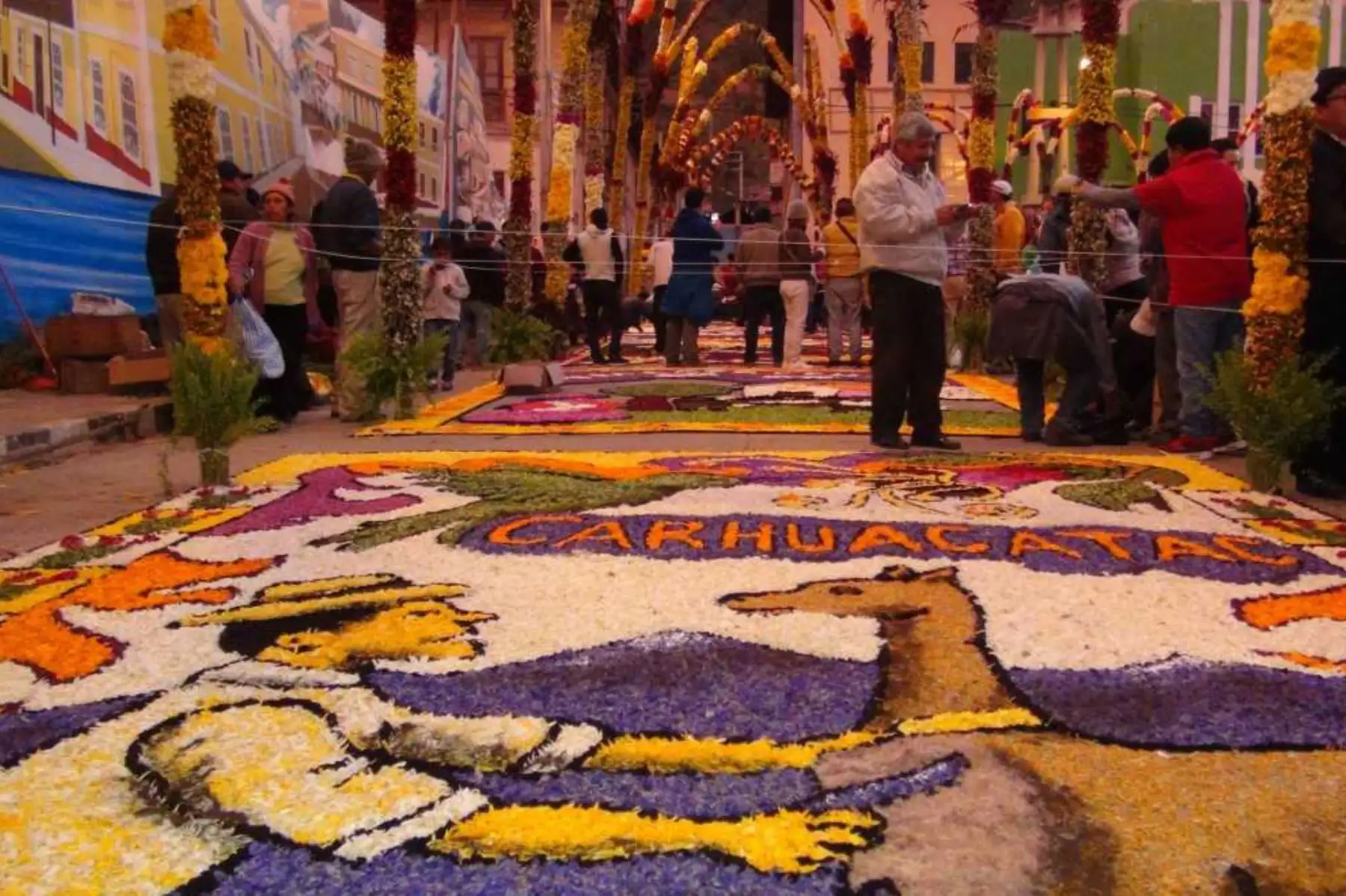 Miles de fieles católicos y turistas se congregaron en la ciudad de Tarma, región Junín, para participar de las actividades por semana santa; en la víspera, gran parte de ellos acompañaron la procesión del Santo Sepulcro.