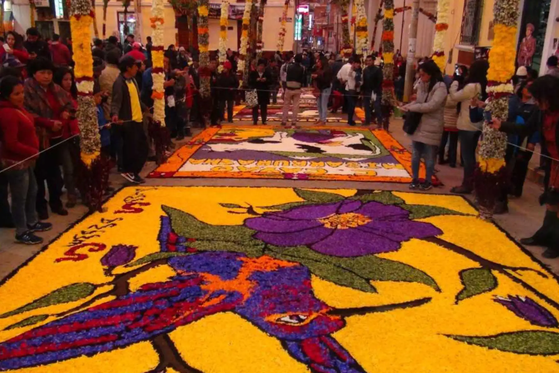 Miles de fieles católicos y turistas se congregaron en la ciudad de Tarma, región Junín, para participar de las actividades por semana santa; en la víspera, gran parte de ellos acompañaron la procesión del Santo Sepulcro.