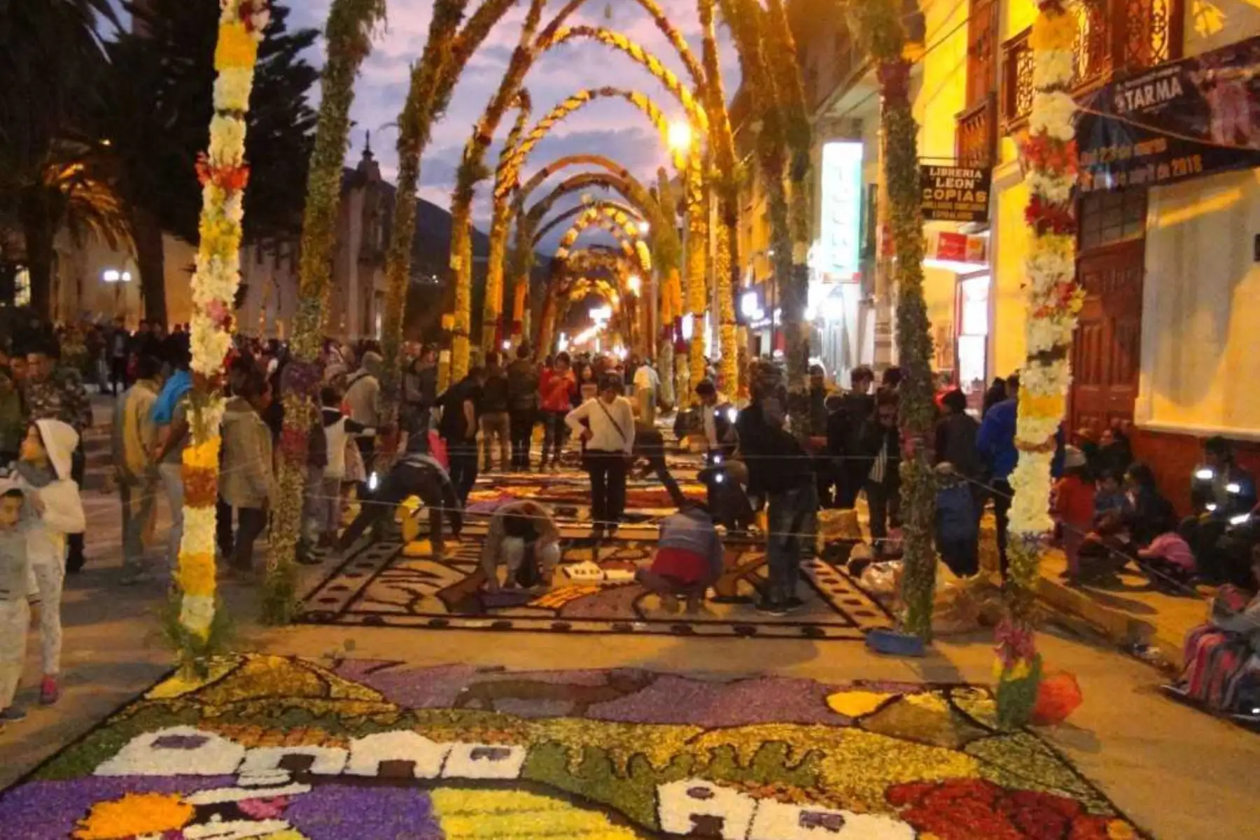 Miles de fieles católicos y turistas se congregaron en la ciudad de Tarma, región Junín, para participar de las actividades por semana santa; en la víspera, gran parte de ellos acompañaron la procesión del Santo Sepulcro.