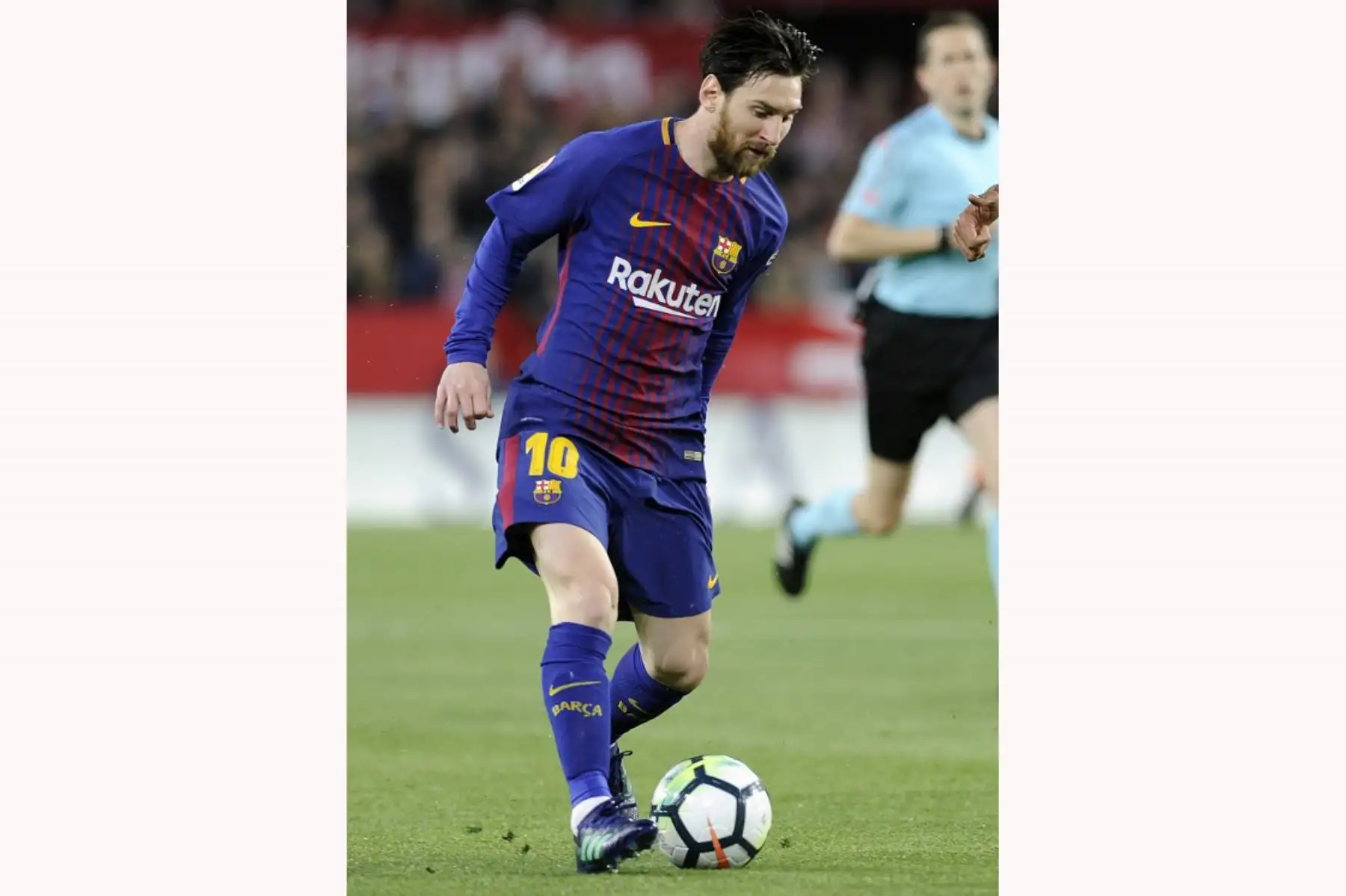 El delantero argentino Lionel Messi controla el balón durante el partido de fútbol de la Liga española entre el Sevilla FC y el FC Barcelona.Foto:AFP