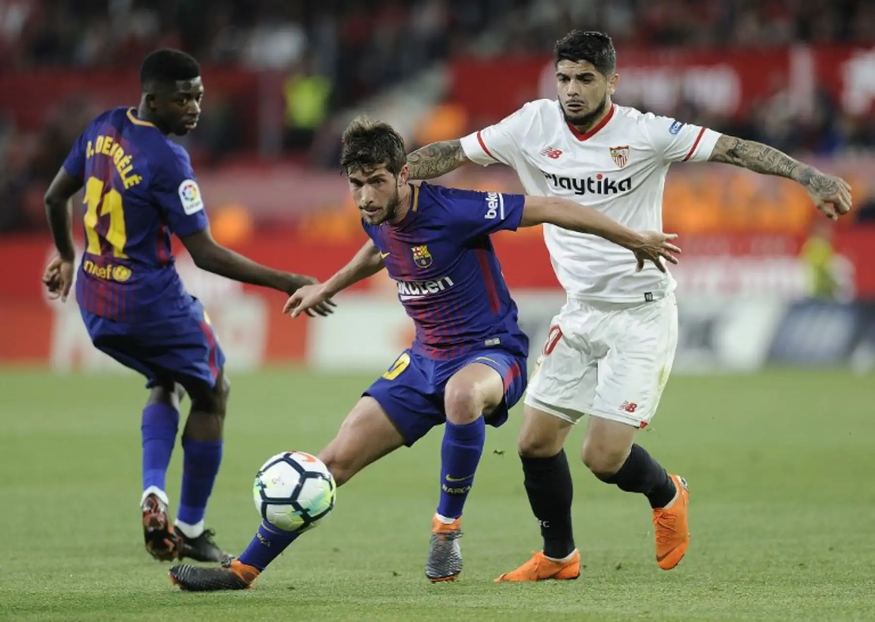 El centrocampista español de Celona Sergi Roberto junto al delantero francés del Barcelona Ousmane Dembele durante el partido de fútbol de la Liga española.Foto:AFP