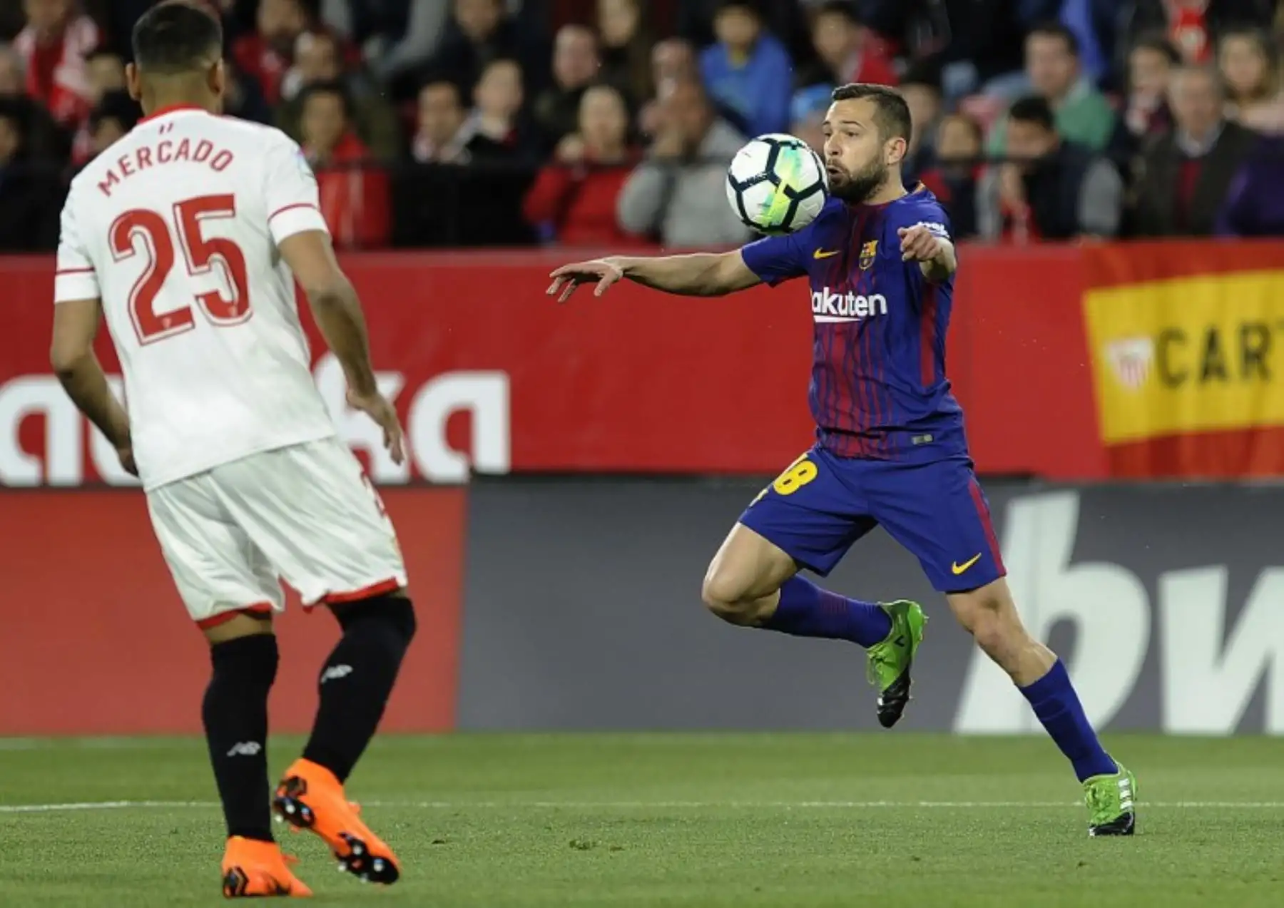 El defensa español del Barcelona Jordi Alba controla el balón durante el partido de fútbol de la Liga española entre el Sevilla FC y el FC Barcelona.Foto:AFP