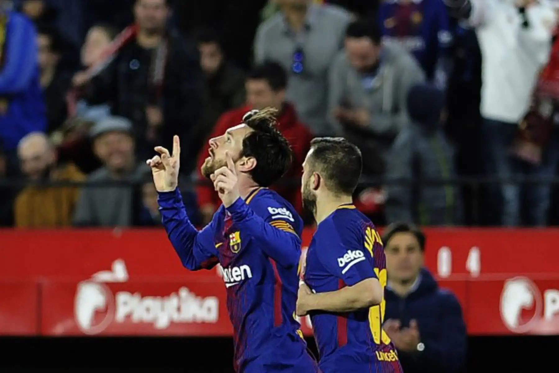 Lionel Messi celebra un gol junto al defensa español Jordi Alba durante el partido de fútbol de la Liga española entre el Sevilla FC y el FC Barcelona en el estadio Ramón Sánchez Pizjuán.Foto:AFP