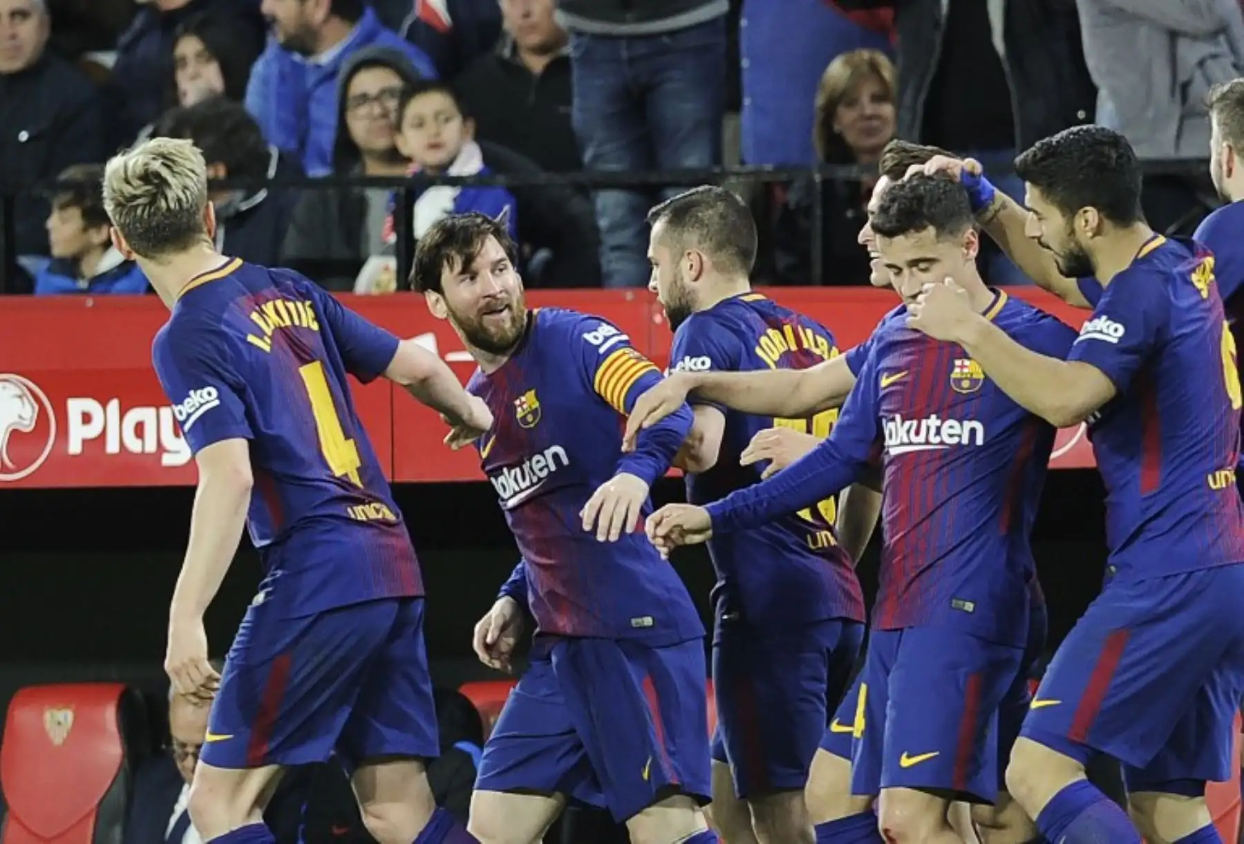 Lionel Messi celebra un gol junto a la defensa española Jordi Alba durante el partido de fútbol de la Liga española entre el Sevilla FC y el FC Barcelona.Foto:AFP
