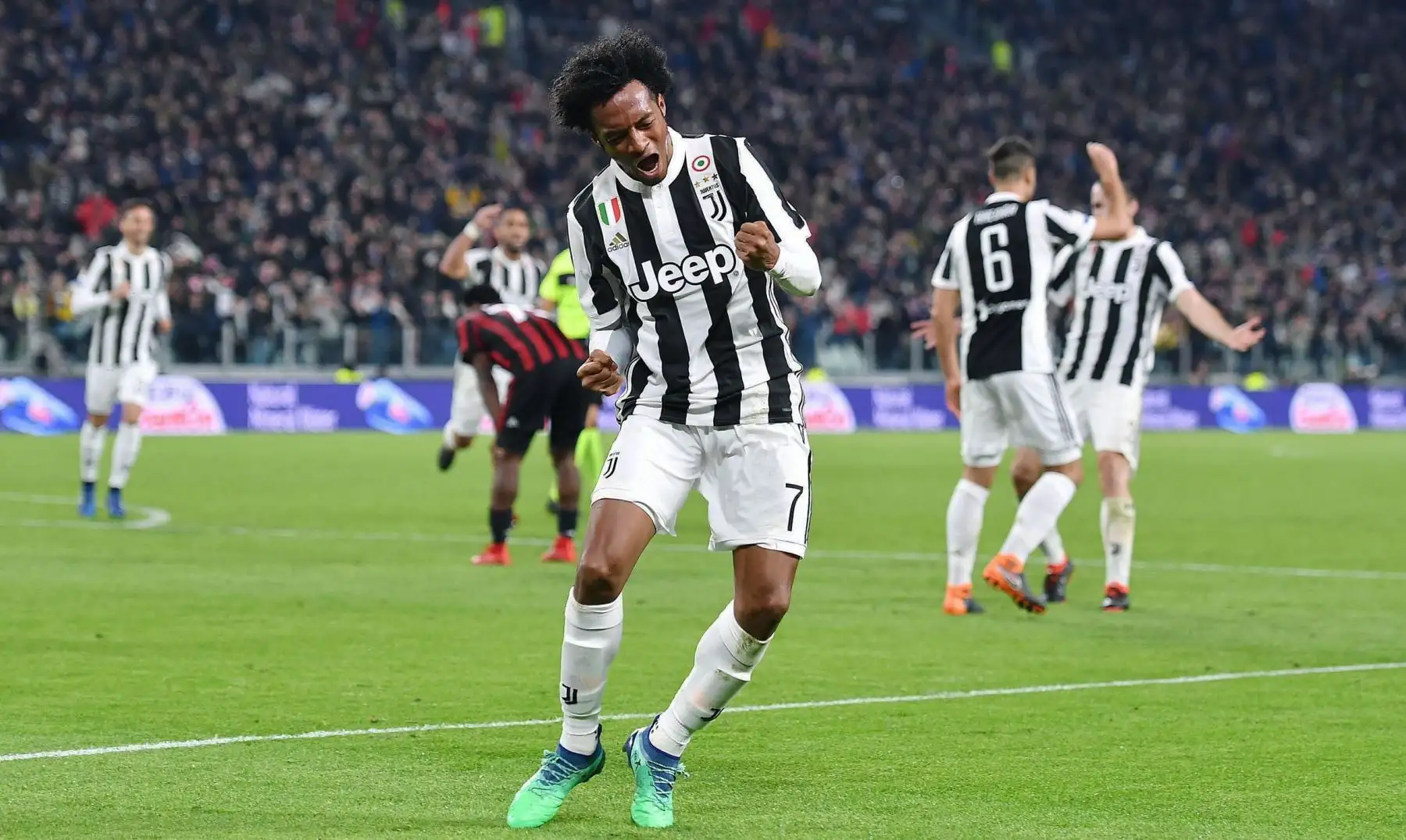 Juventus Juan Cuadrado celebra anotando el gol 2-1 durante el partido de fútbol italiano Serie A Juventus FC contra el AC Milan en el estadio Allianz en Turín, Italia.Foto:EFE