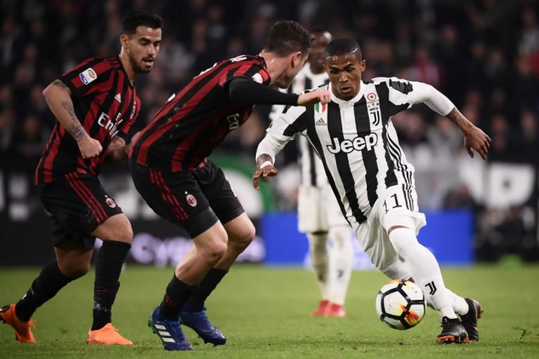 El mediocampista del AC Milan Suso de España lucha  el balón con el mediocampista de la Juventus Douglas Costa de Brasil durante el partido de fútbol italiano Serie A Juventus contra el AC Milan.Foto:AFP