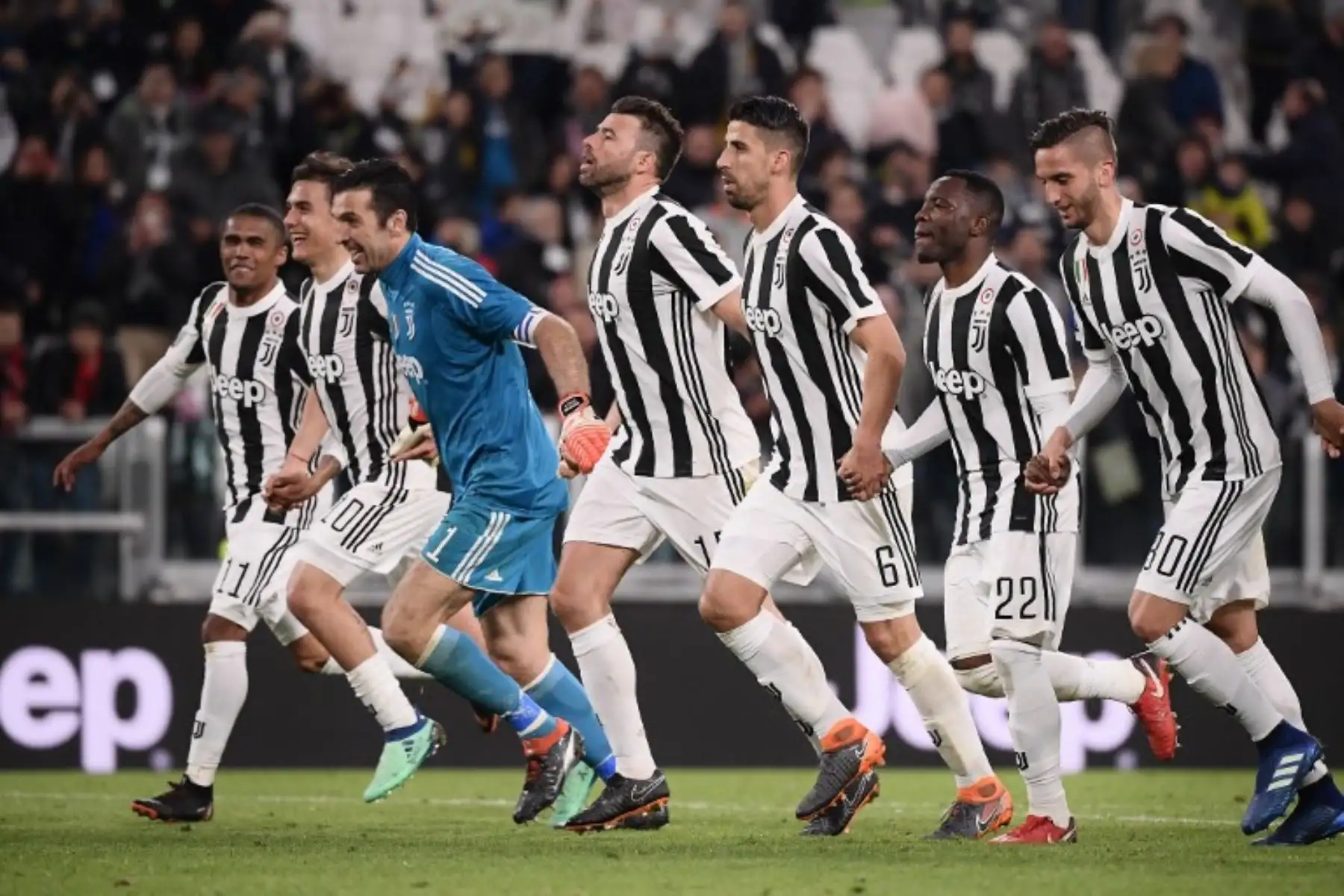 Los jugadores de la Juventus celebran al final del partido de fútbol italiano Serie A Juventus contra el AC Milan, en el 
