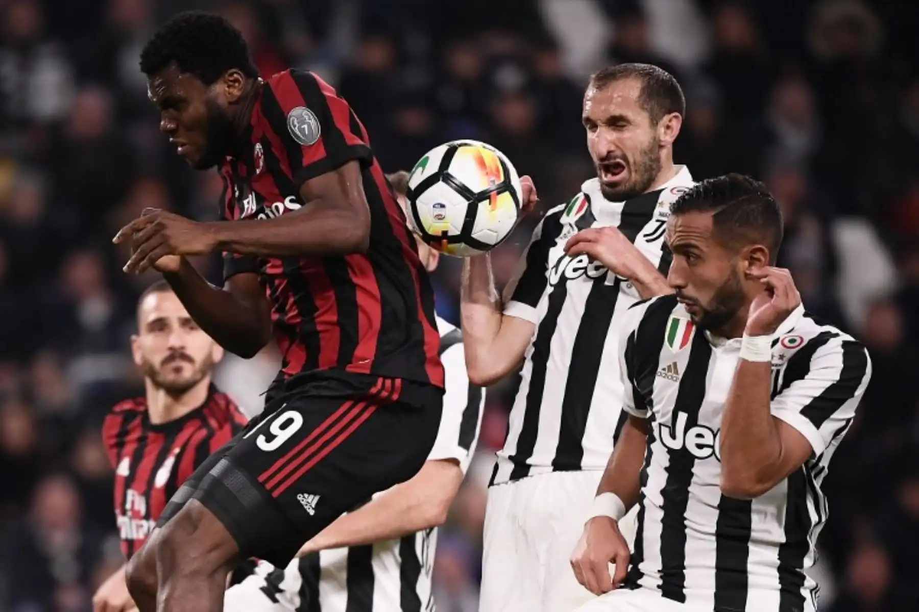 El mediocampista del AC Milan Franck Kessie de Costa de Marfil salta por el balón con el defensor Juventus Giorgio Chiellini, durante el partido de fútbol italiano Serie A Juventus contra el AC Milan.Foto:AFP