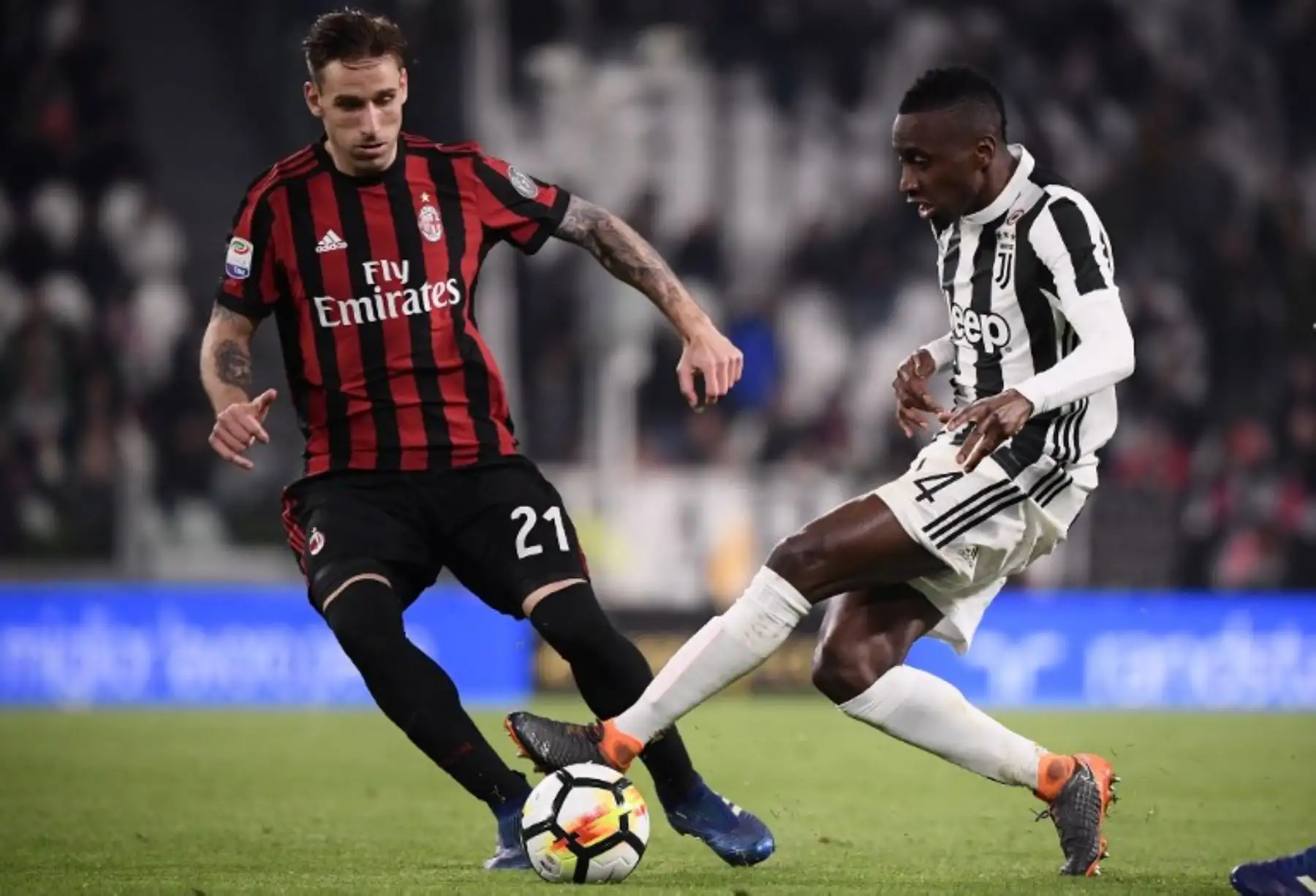 El centrocampista del AC Milán Lucas Biglia de Argentina, pelea el balón con el centrocampista de la Juventus Blaise Matuidi; durante el partido de fútbol italiano Serie A Juventus contra el AC Milan.Foto:AFP