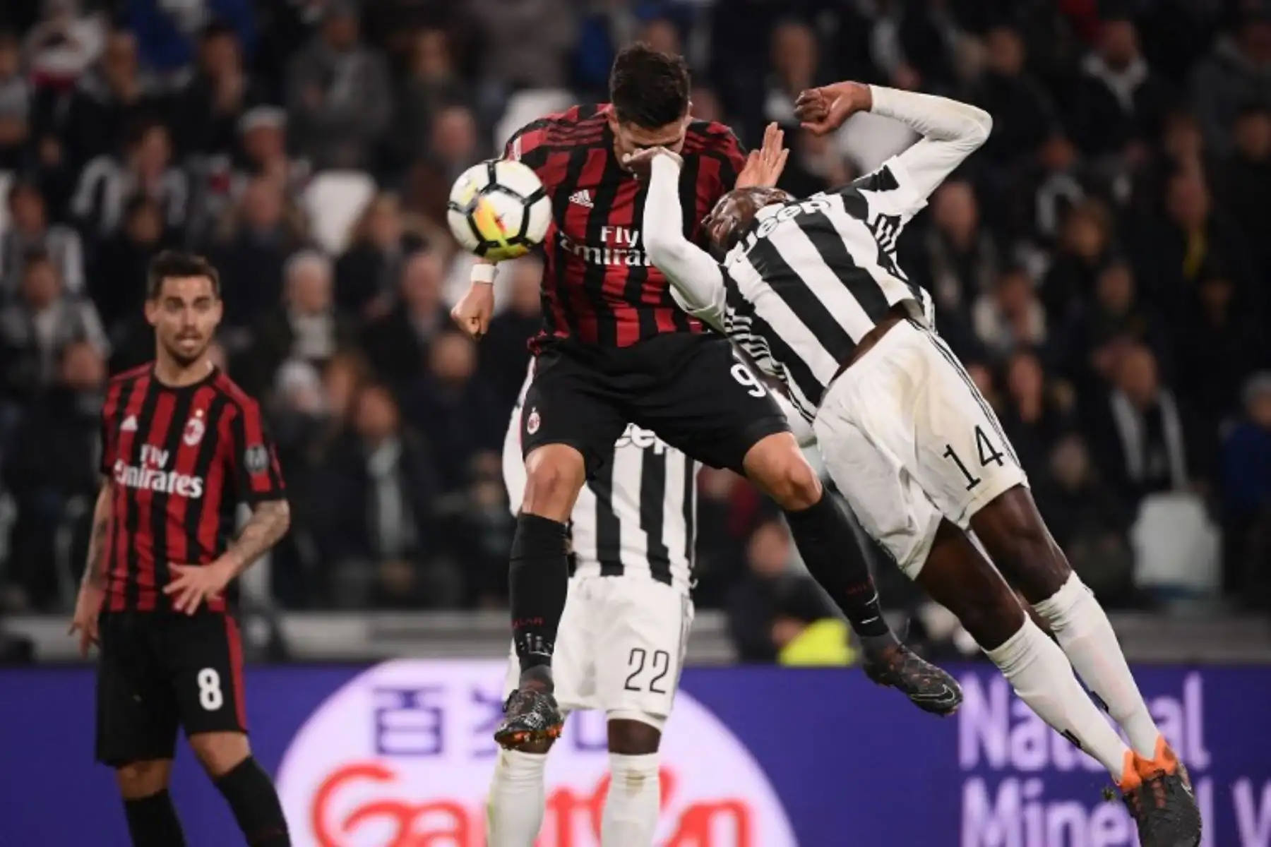 El alero del AC Milan Andre Silva de Portugal salta por el balón con el centrocampista de la Juventus Blaise Matuidi.Foto:AFP