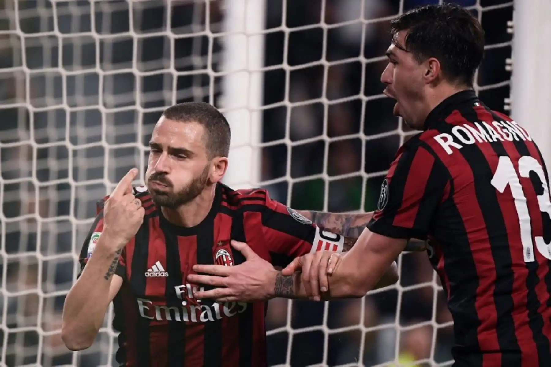 El defensa del AC Milan Leonardo Bonucci de Italia celebra después de anotar durante el partido de fútbol italiano de la Serie A Juventus contra el AC Milan.Foto:AFP