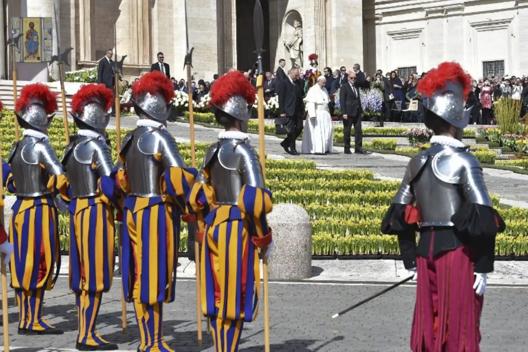 El Papa Francisco camina entra la Guardia Suiza de la explanada de la basílica de San Pedro a.Foto:AFP