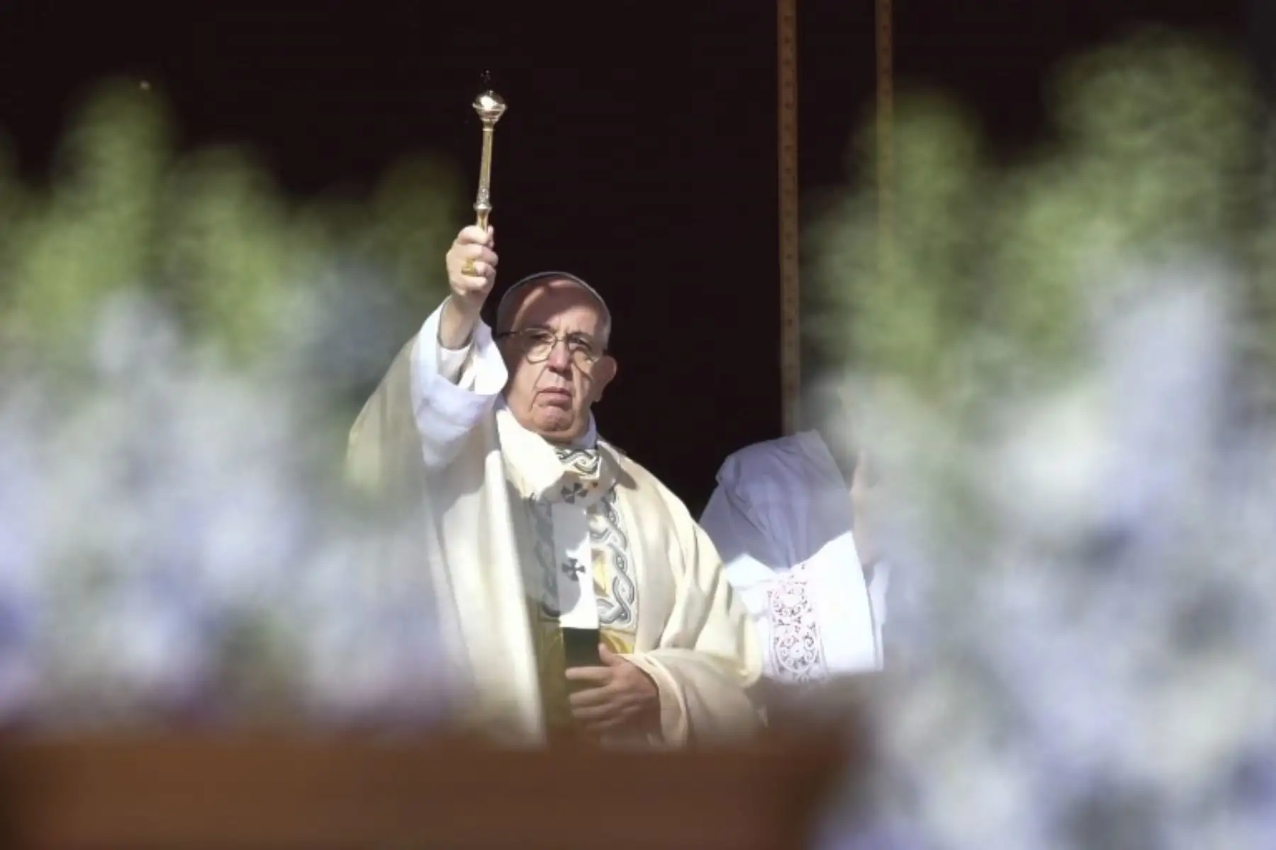 El Papa Francisco celebra la misa de Pascua, que conmemora la crucifixión de Jesucristo.Foto:AFP