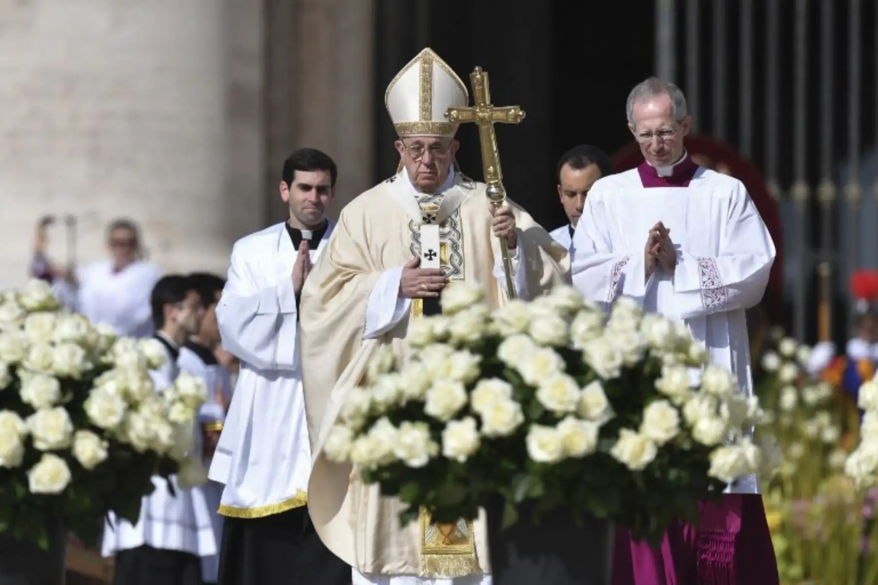 El Papa Francisco celebra la misa de Pascua, que conmemora la crucifixión de Jesucristo.Foto:AFP