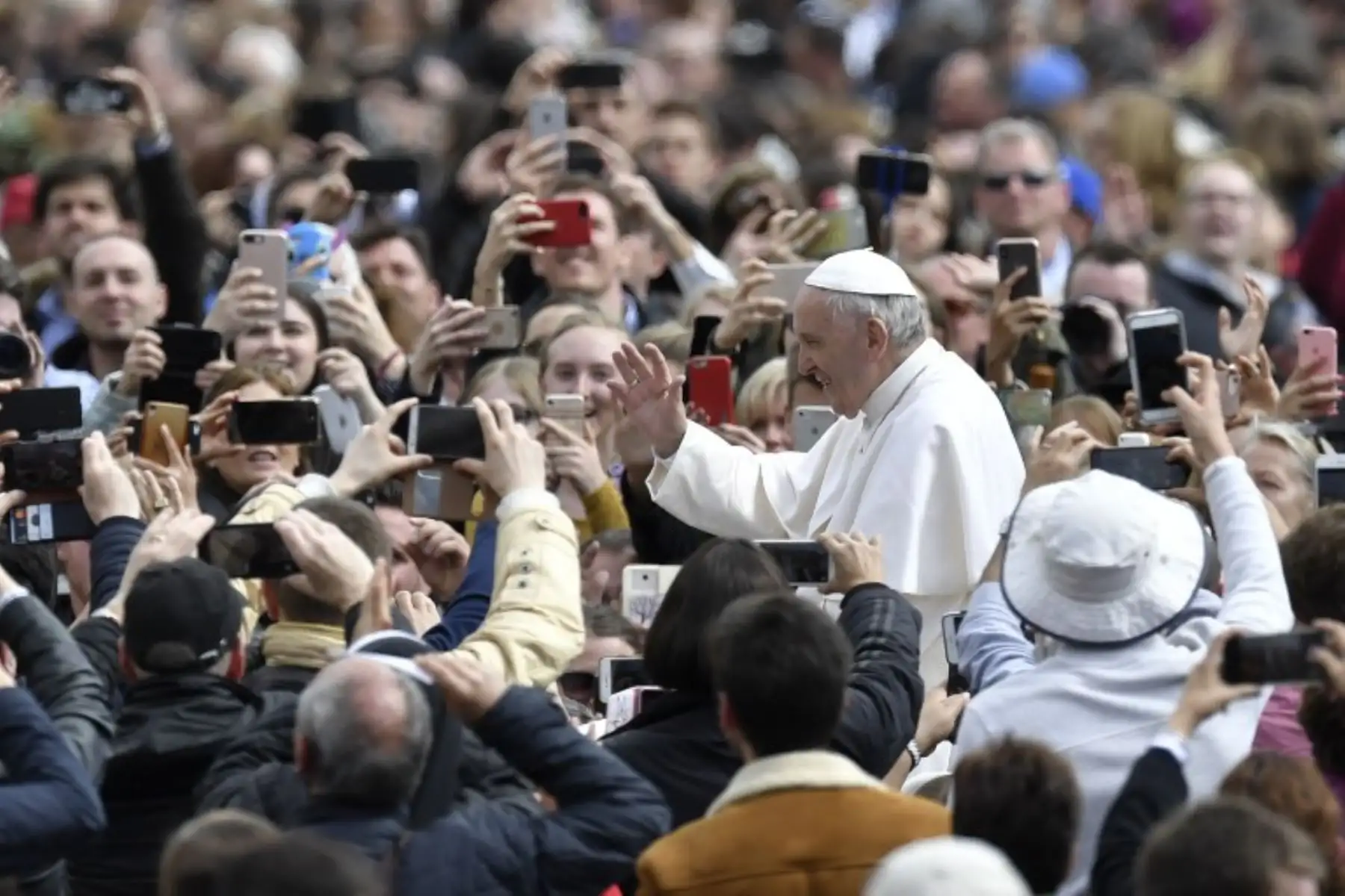 El Papa Francisco saluda a la multitud en la plaza de San Pedro después de la Misa del Domingo de Pascua.Foto:AFP