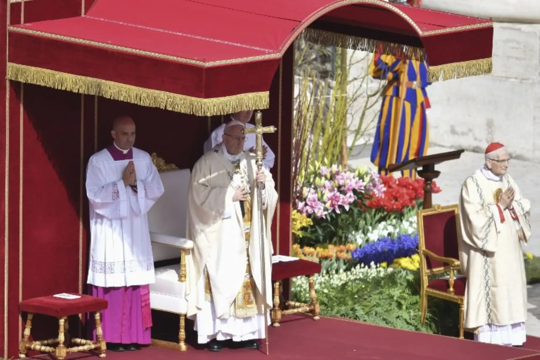 El Papá Francisco dirige la misa de Pascua, que  los cristianos de todo el mundo conmemoran la crucifixión de Jesucristo, y que conduce a su resurrección. Foto:AFP