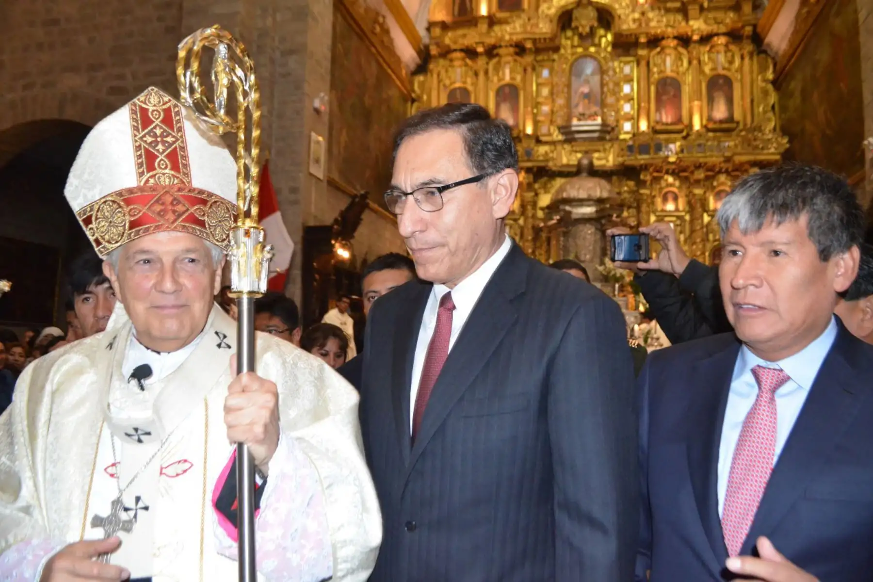 El presidente de la República, Martín Vizcarra, participa en la misa y procesión por la resurrección de Cristo, en la ciudad de Ayacucho. Foto: ANDINA/ Cortesía Mario Jáuregui