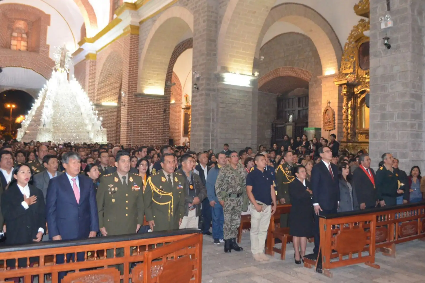 El presidente de la República, Martín Vizcarra, participa en la misa y procesión por la resurrección de Cristo, en la ciudad de Ayacucho. Foto: ANDINA/ Cortesía Mario Jáuregui