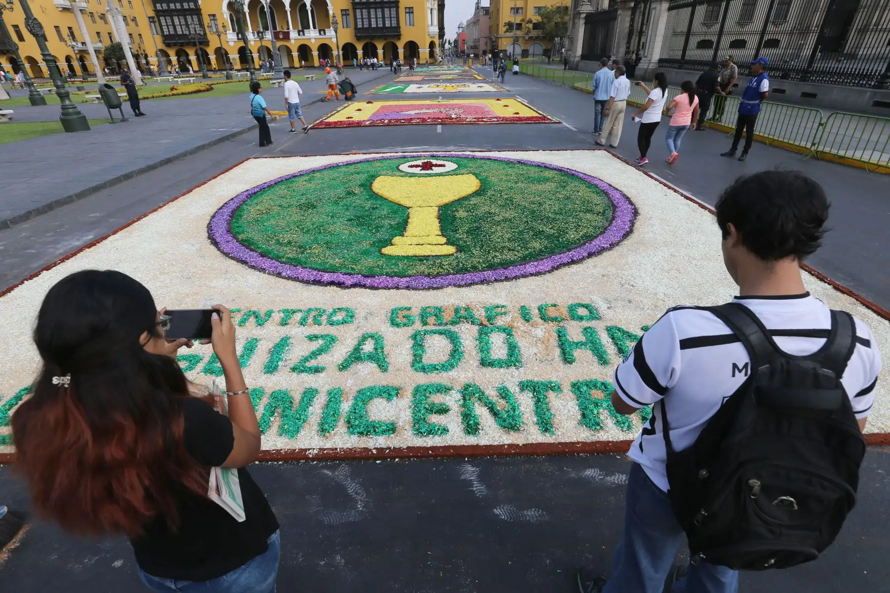 Concurso de Alfombras  por Semana Santa en la Plaza de Armas de Lima. Foto:ANDINA/ Norman Córdova