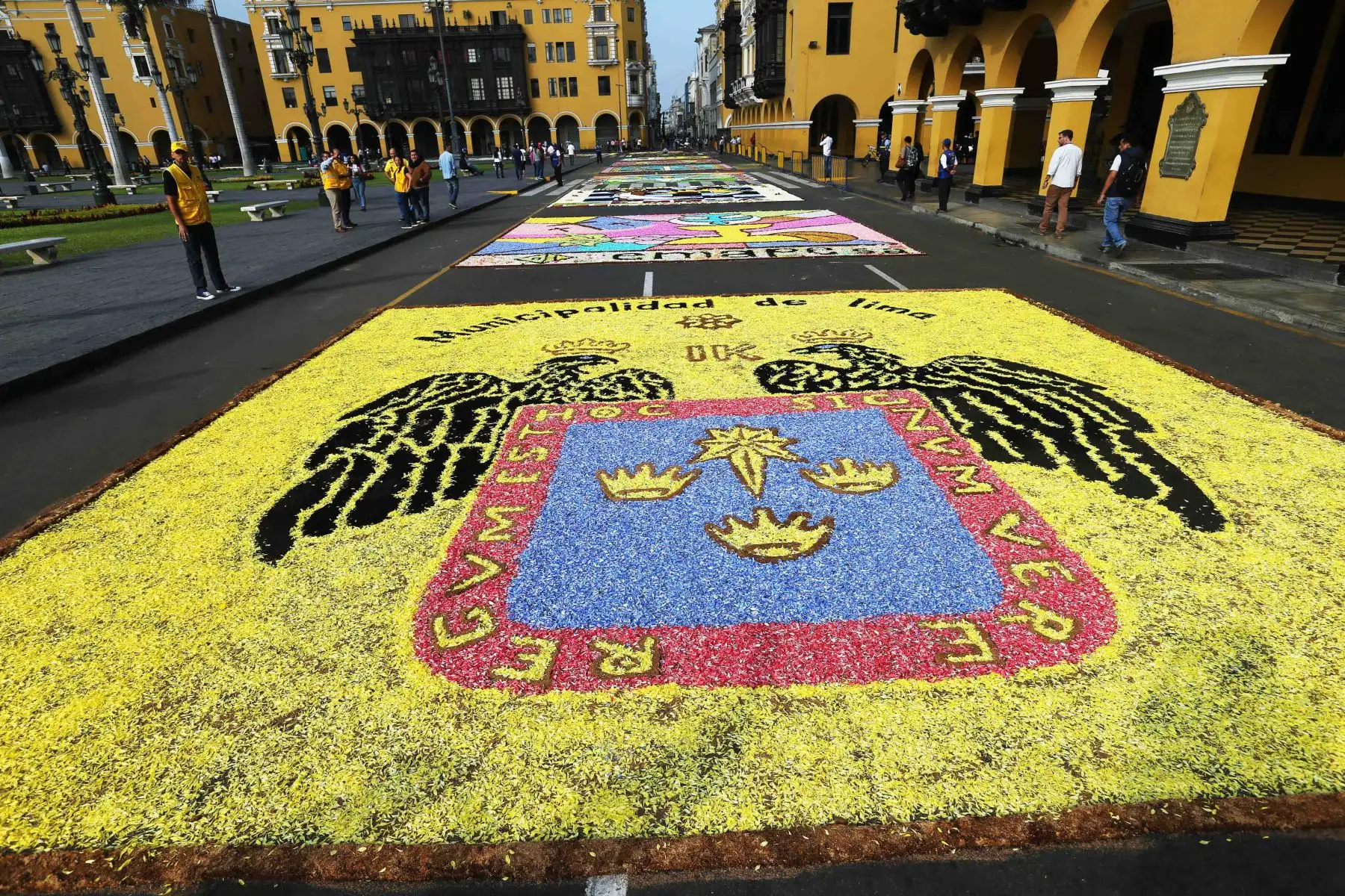 Concurso de Alfombras  por Semana Santa en la Plaza de Armas de Lima. Foto:ANDINA/ Norman Córdova