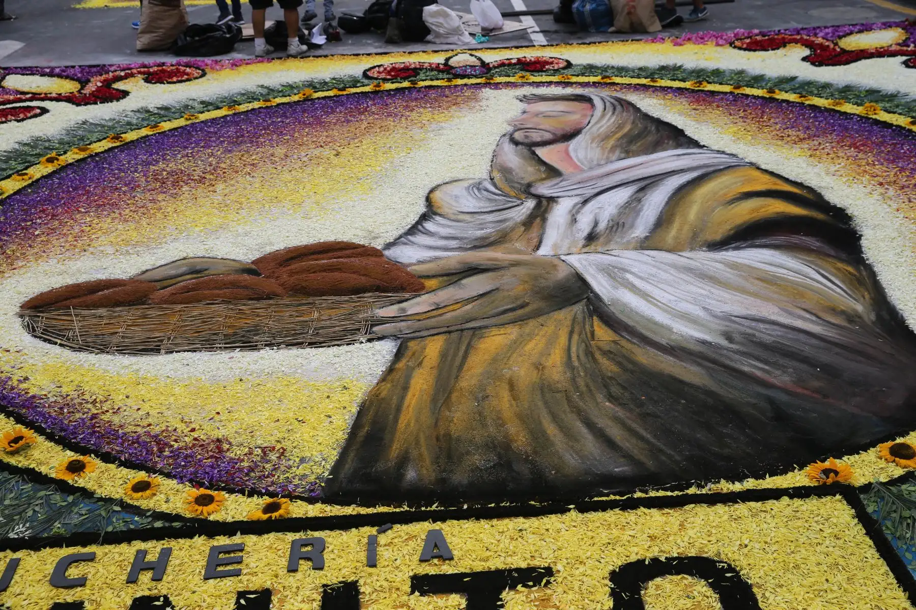 Concurso de Alfombras  por Semana Santa en la Plaza de Armas de Lima. Foto:ANDINA/ Norman Córdova