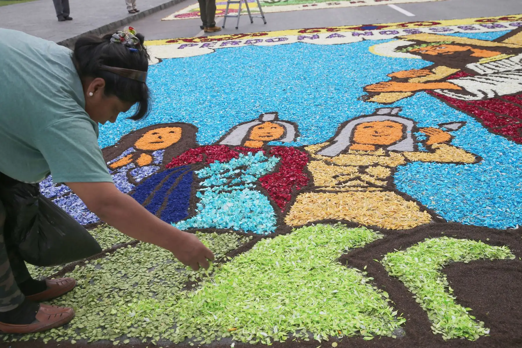Concurso de Alfombras  por Semana Santa en la Plaza de Armas de Lima. Foto:ANDINA/ Norman Córdova