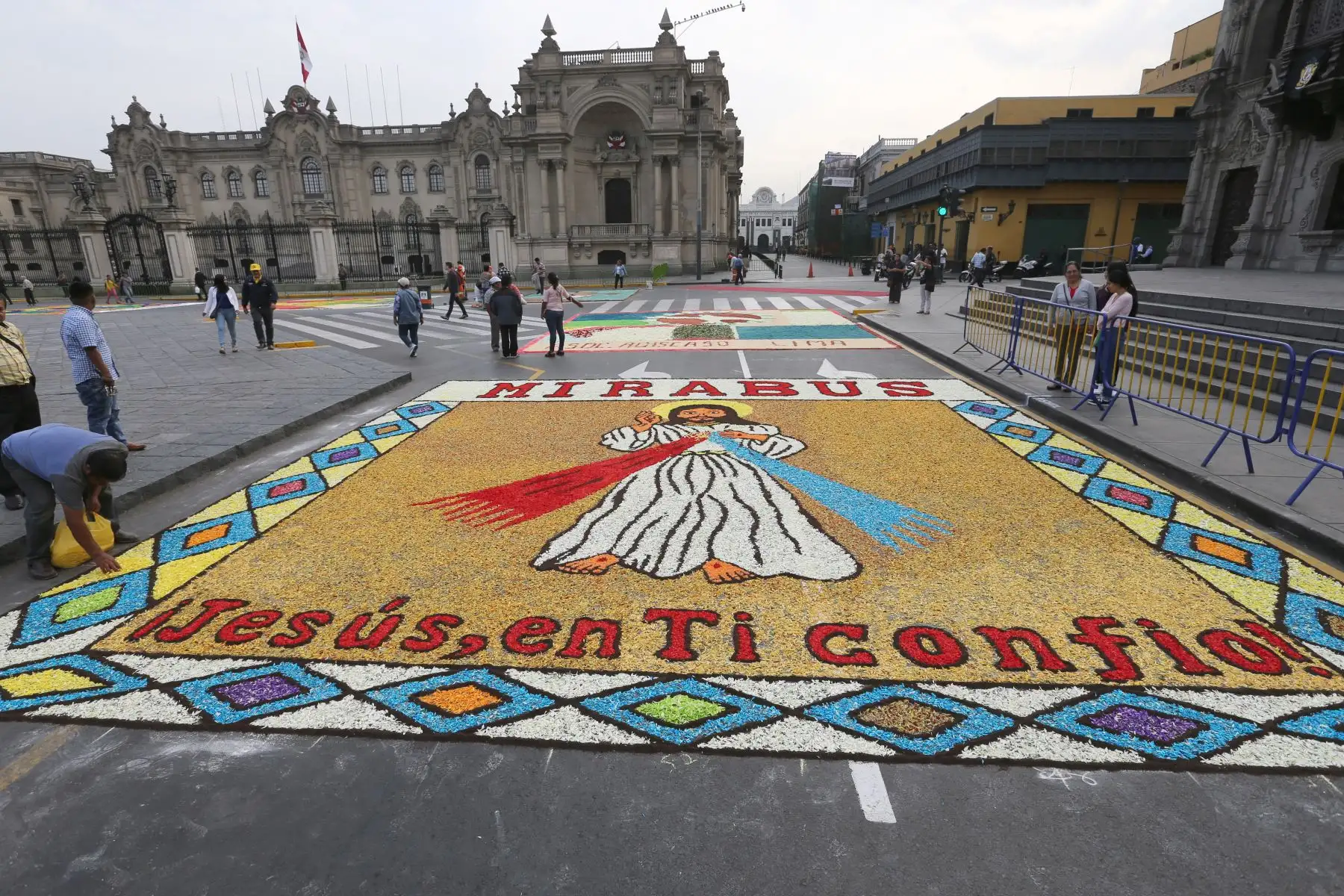 Concurso de Alfombras  por Semana Santa en la Plaza de Armas de Lima. Foto:ANDINA/ Norman Córdova