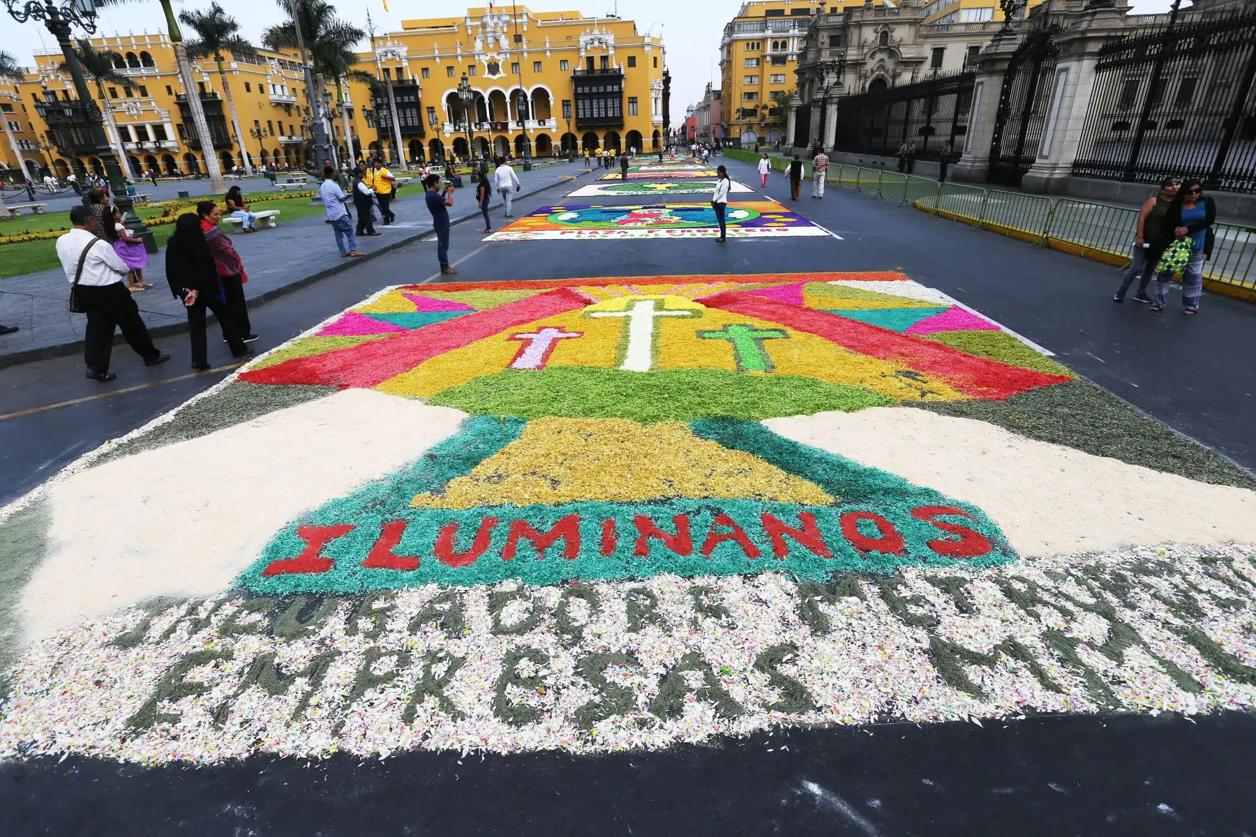 Concurso de Alfombras  por Semana Santa en la Plaza de Armas de Lima. Foto:ANDINA/ Norman Córdova